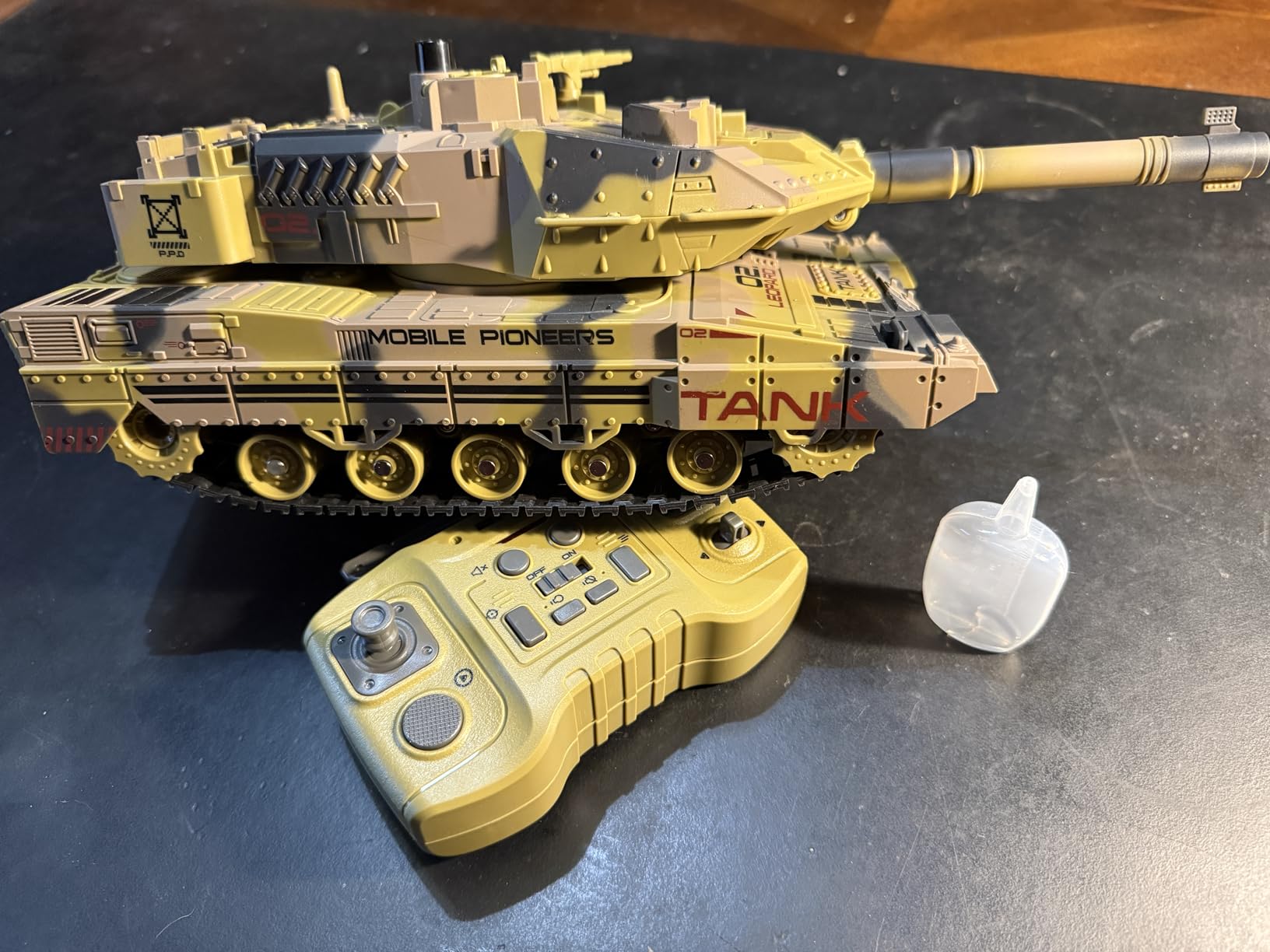 1:24 RC Tank-2.4G Remote Control Army Tank That Shoot BBS with 360° Rotating Turret, Auto Demo, Sound, Light and Smoke, All-Terrain Climbing RC Military Vehicle Toy Gift for Boys Ages 6-12 customer photo 2