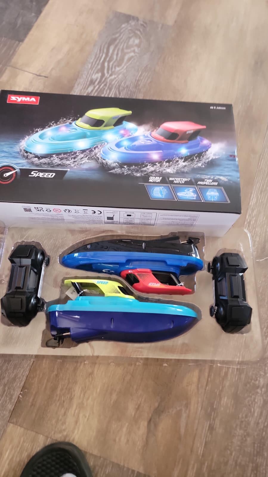 SYMA 2 Pack RC Boats for Kids, Remote Control Boats for Pool, 7-Mode LED Light Up & Water Spray, Up to 40 Min Total (2 Batteries), 2.4GHz 164 ft Range, Gift for Boys & Girls customer photo 1