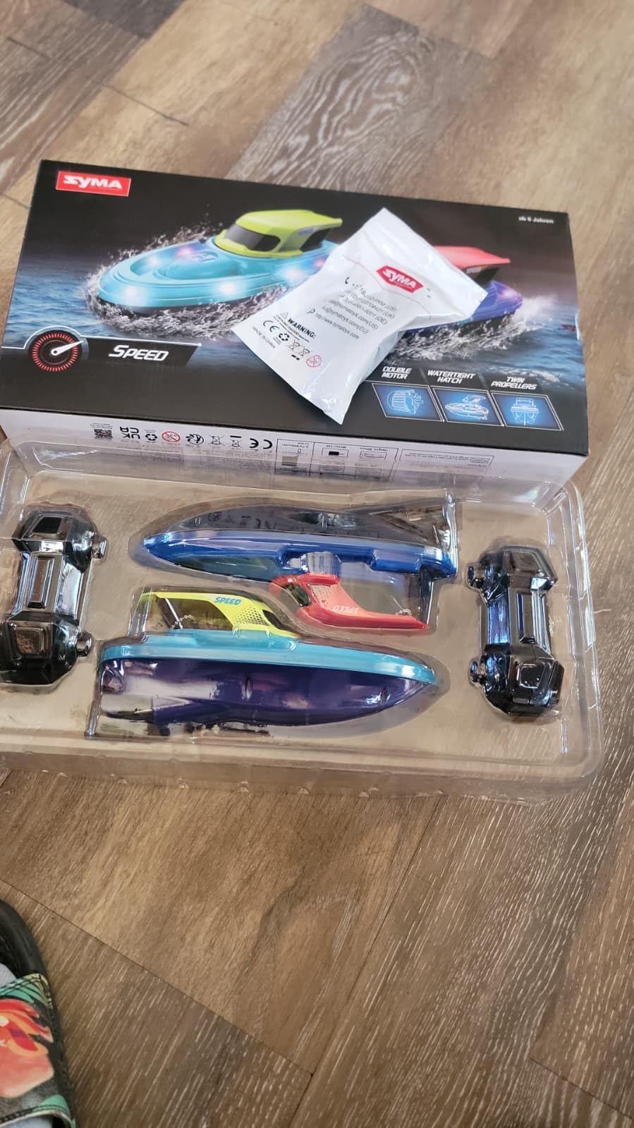 SYMA 2 Pack RC Boats for Kids, Remote Control Boats for Pool, 7-Mode LED Light Up & Water Spray, Up to 40 Min Total (2 Batteries), 2.4GHz 164 ft Range, Gift for Boys & Girls customer photo 2