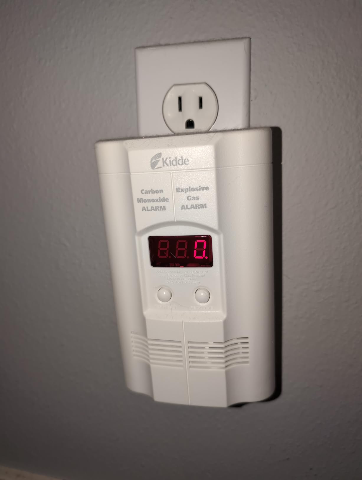 Kidde Carbon Monoxide Detector, Propane, Natural, Methane, & Explosive Gas Alarm, Plug-In Wall with 9-Volt Battery Backup, Digital LED Display customer photo 1