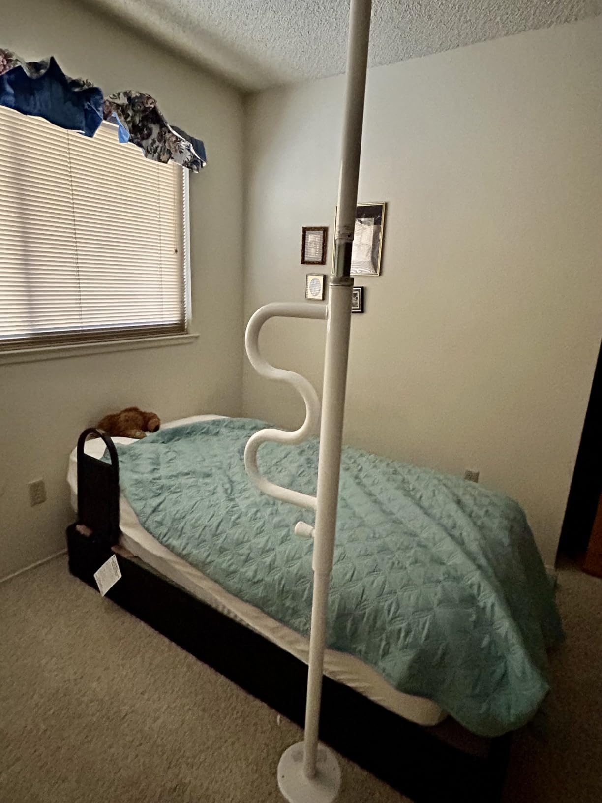 Stander Wonder Pole, Security-Pole and Curve Grab Bar, Tension Mounted Floor to Ceiling Transfer-Pole for Seniors, Elderly Adults, Bathroom Safety Assist and Stability Rail, Black customer photo 1