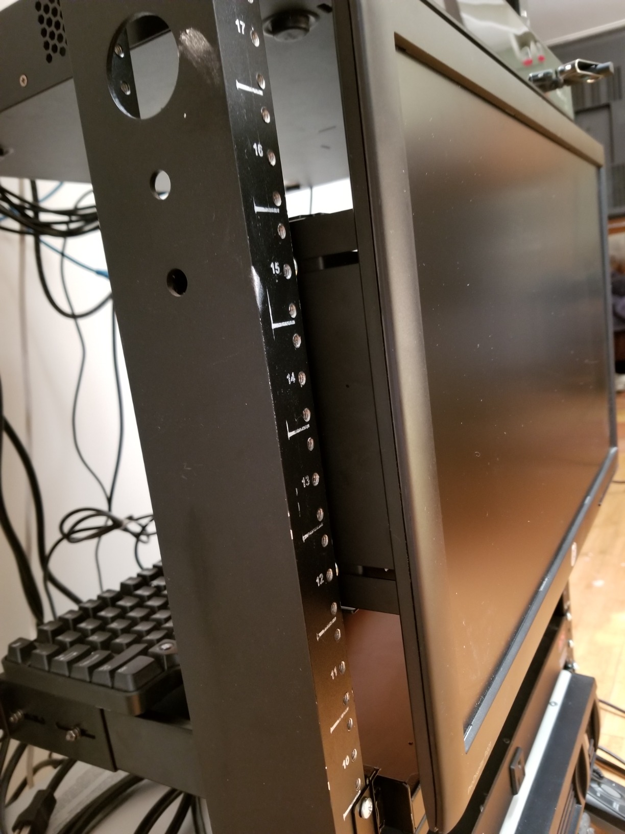 StarTech.com 4U Universal VESA LCD Monitor Mounting Bracket for 19-inch Rack or Cabinet - TAA Compliant - Cold-Pressed Steel Bracket (RKLCDBK) customer photo 1