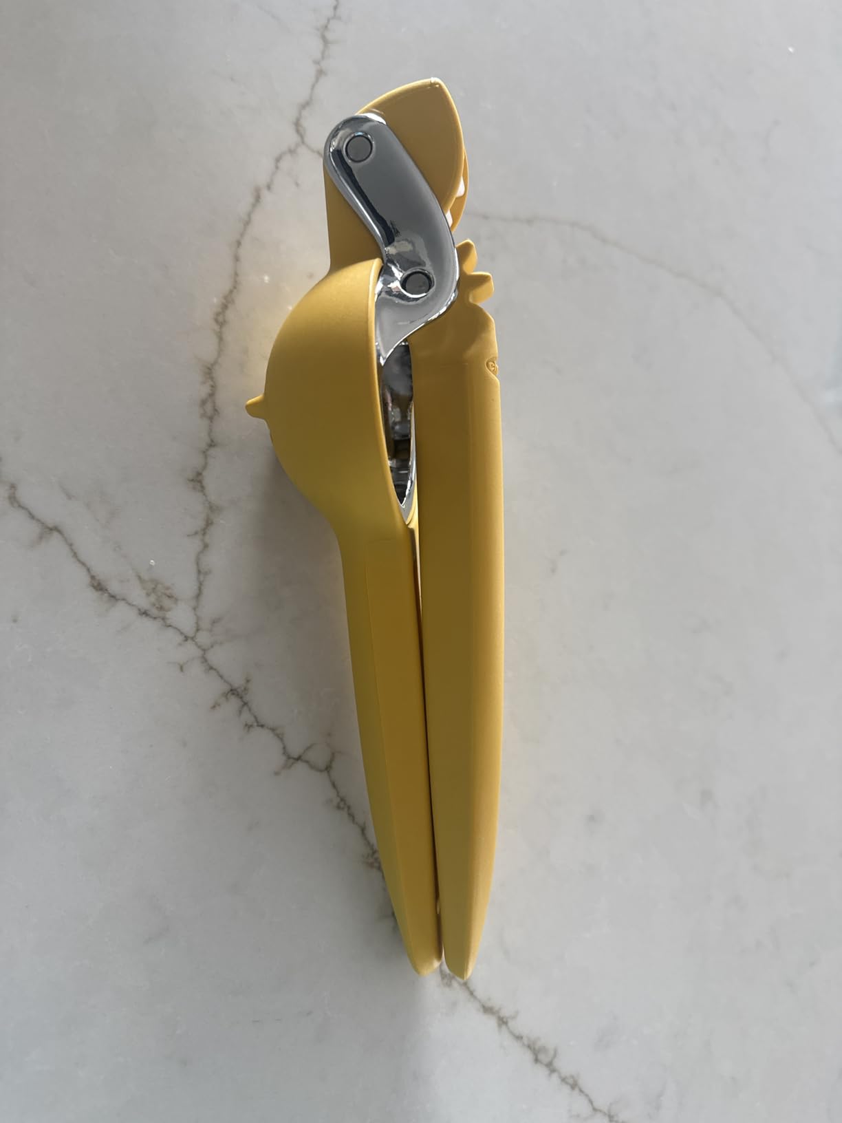 Chef'n FreshForce Lemon Squeezer Citrus Juicer, Manual Hand Press with Dual-Gear Power for Maximum Juice Extraction, Durable, Yellow customer photo 1