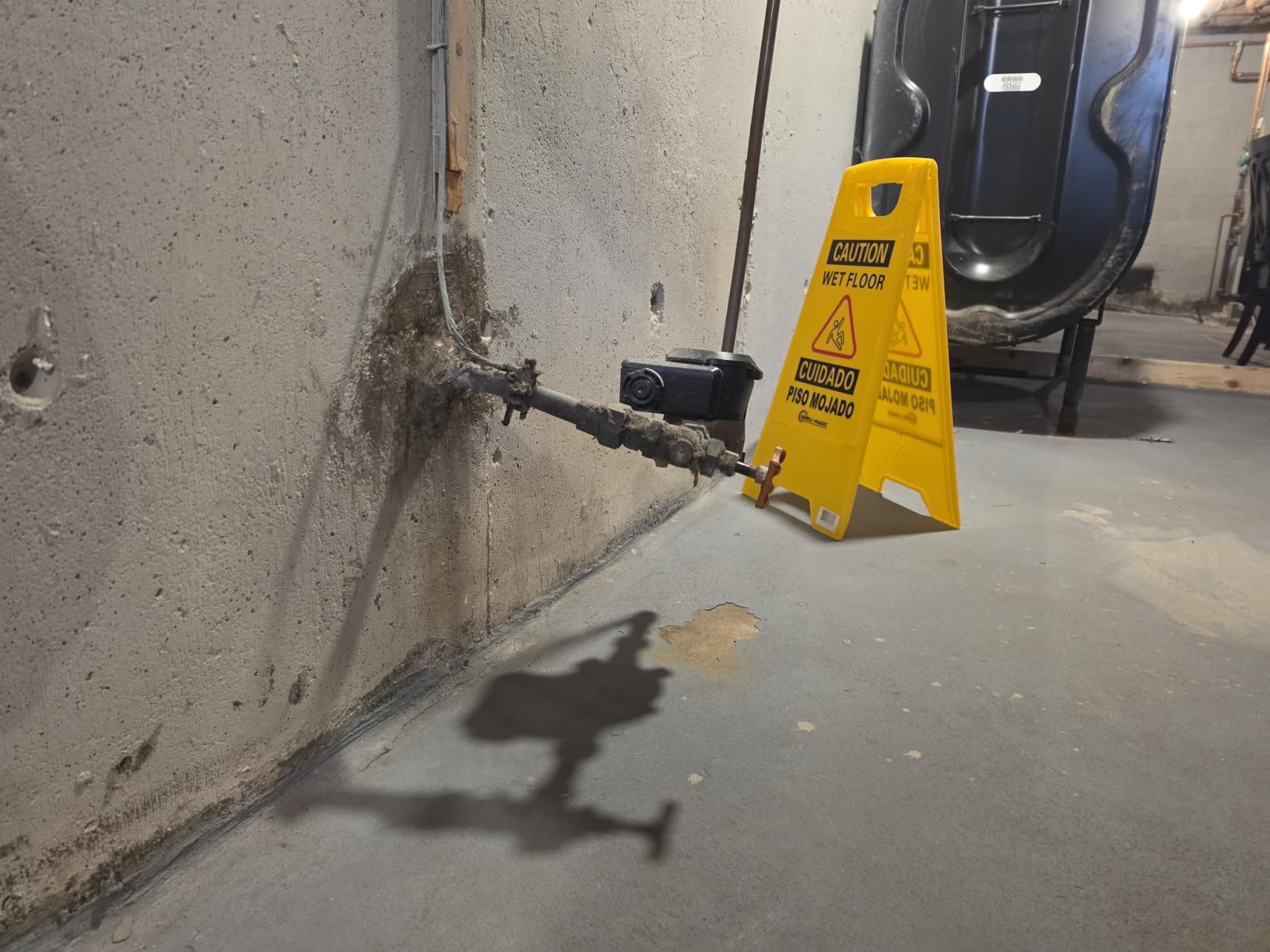 Quikrete Rapid Setting, Hydraulic Water Stop Cement, Sets in 3 to 5 Minutes to Patch Concrete & Masonry, For Pools and Foundations, 10 Pounds customer photo 1