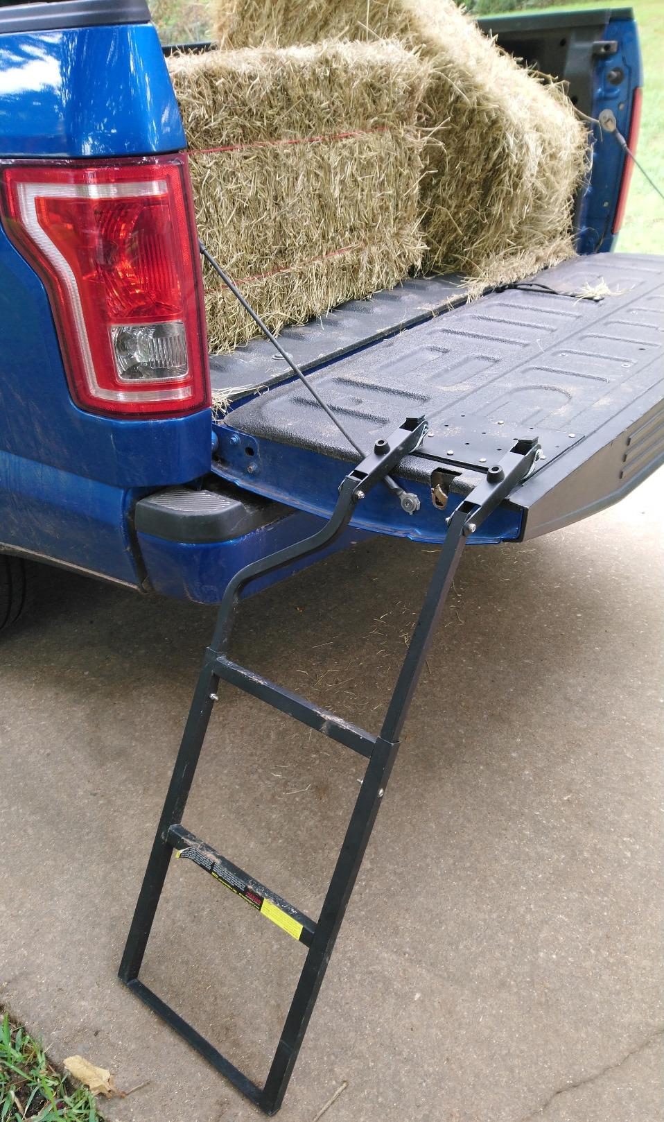 Traxion 5-100 Tailgate Ladder, Black customer photo 1