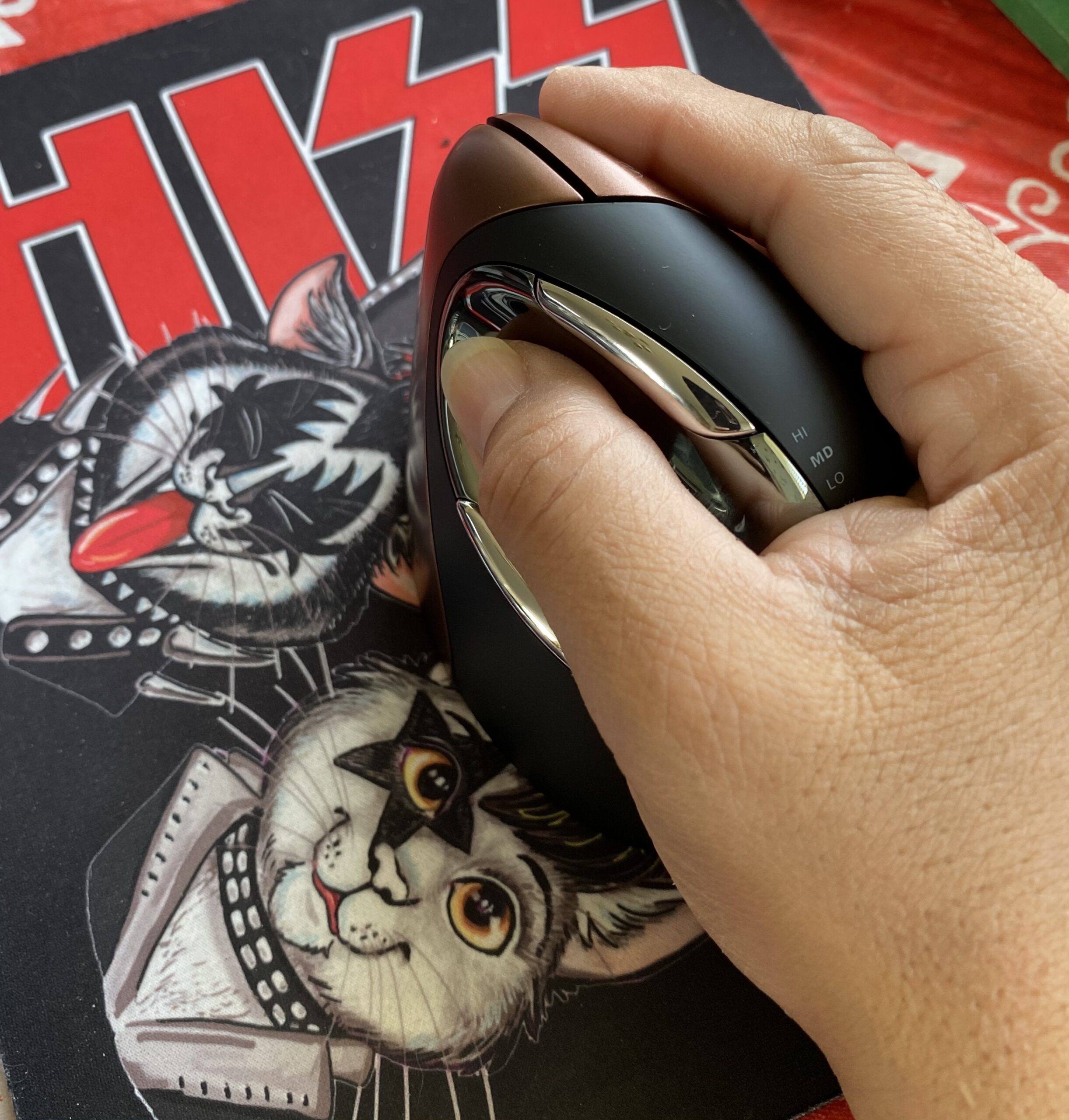 Evoluent - Inventor of the Vertical Mouse - VM4RW Ergonomic Vertical Mouse Right Hand Regular Size Wireless USB, Sculpted for Comfort, Reduces Wrist Strain, 4 Speeds, 6 Customizable Buttons in Windows customer photo 2