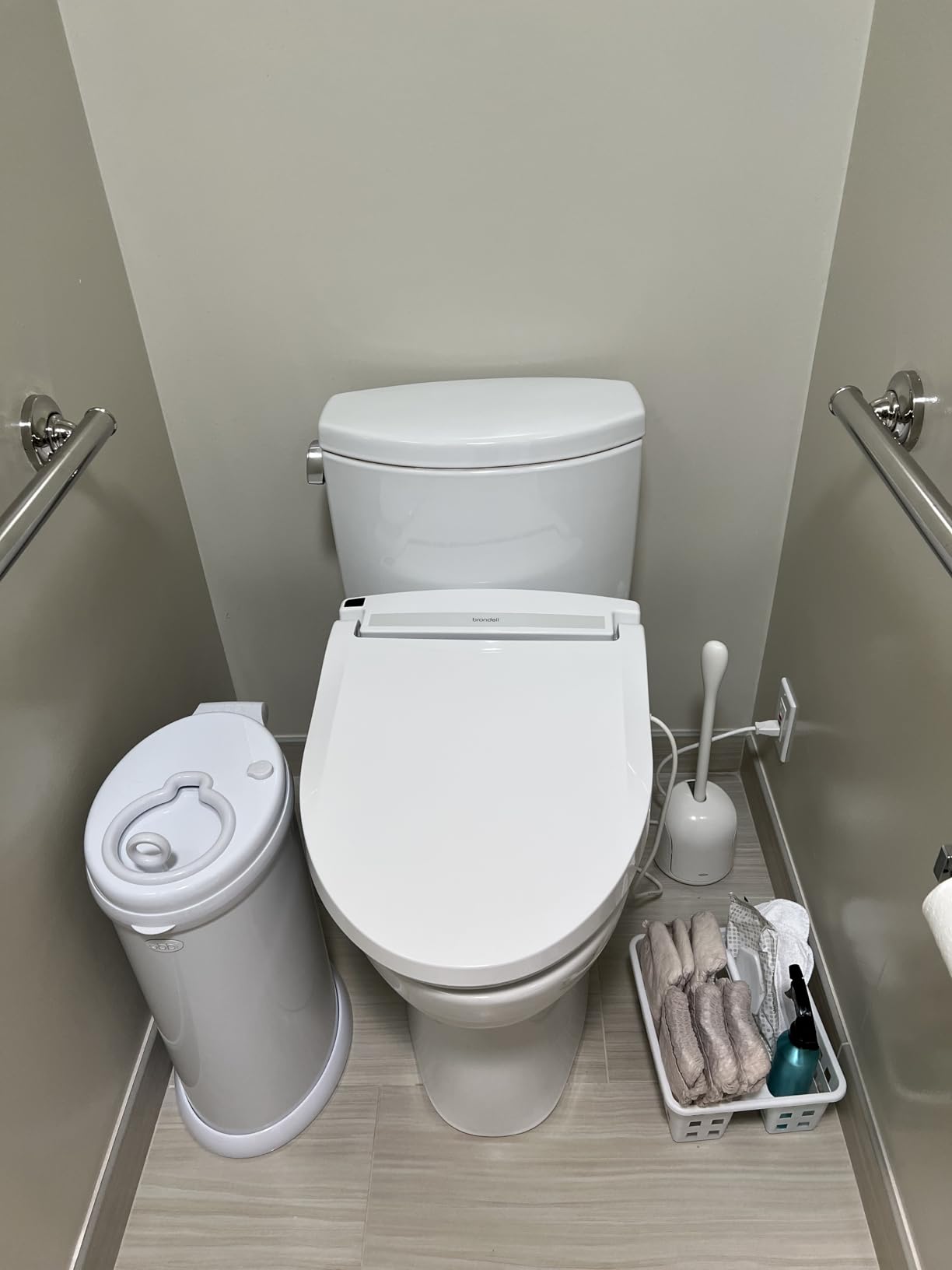 Ubbi Steel Diaper Pail, Odor Locking, No Special Bag Required, Award-Winning, Registry Must-Have, White customer photo 2
