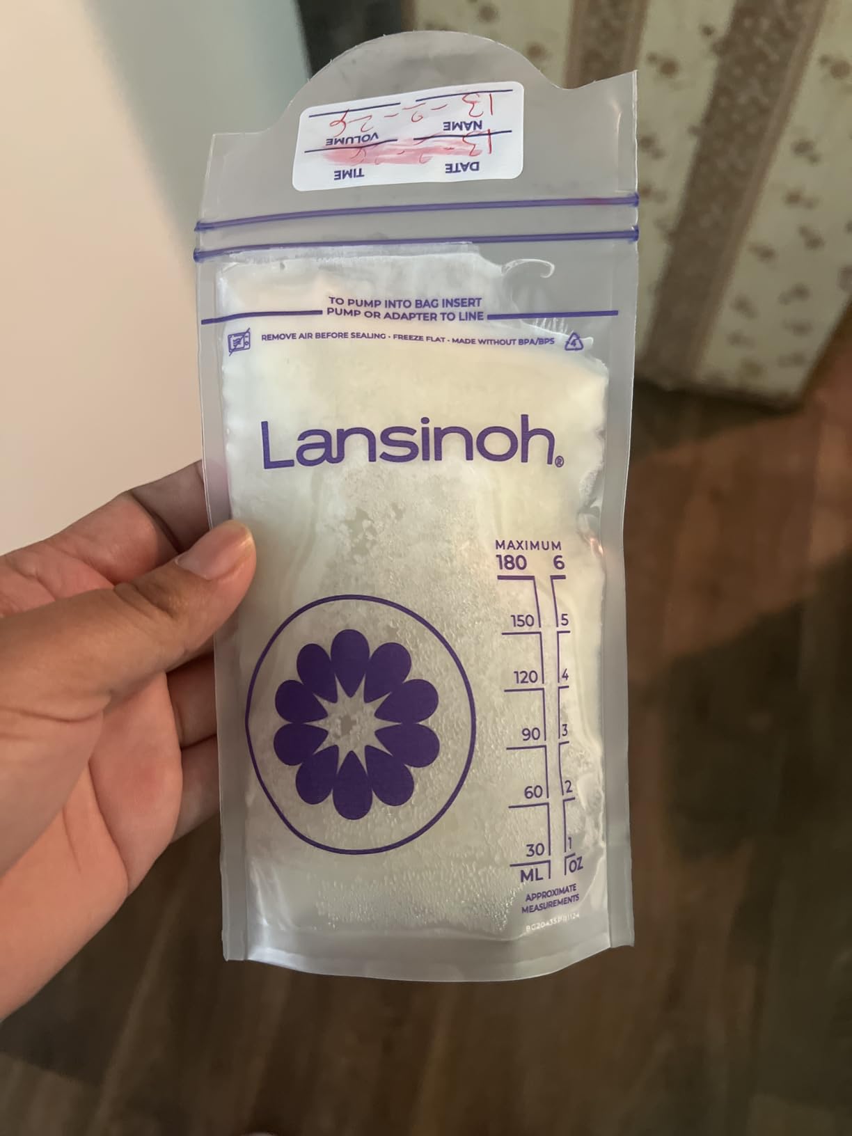 Lansinoh Breastmilk Storage Bags, 200 Count Value Pack, Baby Essentials, Leak-Proof, Fast Freeze & Thaw Breast Milk Bags for Baby Bottle Feeding, Strength & Stretch, 6 Ounce customer photo 2