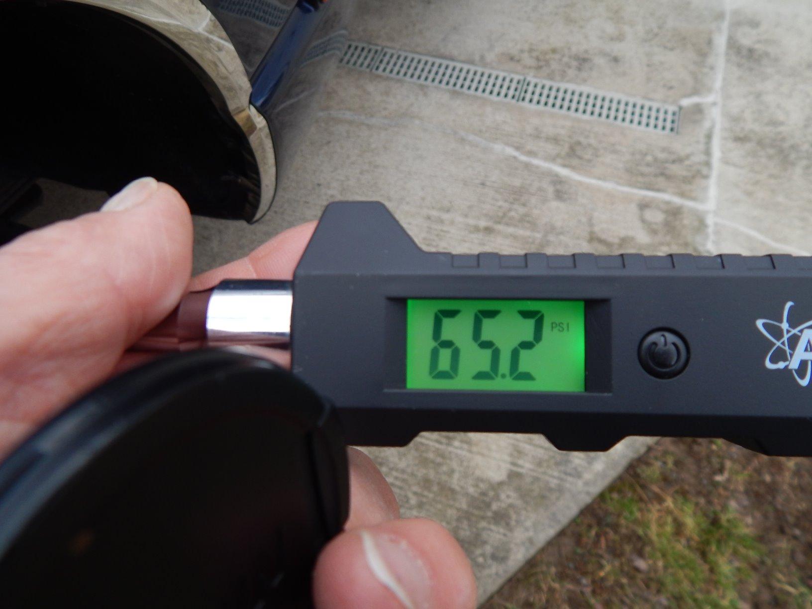 AstroAI Heavy Duty Digital Tire Pressure Gauge 0-230 PSI Calibrated to ANSI B40.7 Grade 2A (0.5%) with Backlit LCD & Flashlight, Stainless Steel for Truck RV Car Motorcycle Bike customer photo 2