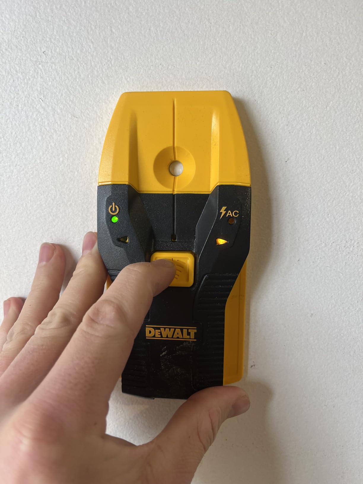 DEWALT Stud Finder, 3/4 Inch Depth, Locate Framing Studs Efficiently with LED Arrows, Ideal for Wood and Metal, AAA Batteries Included (DW0100) customer photo 1