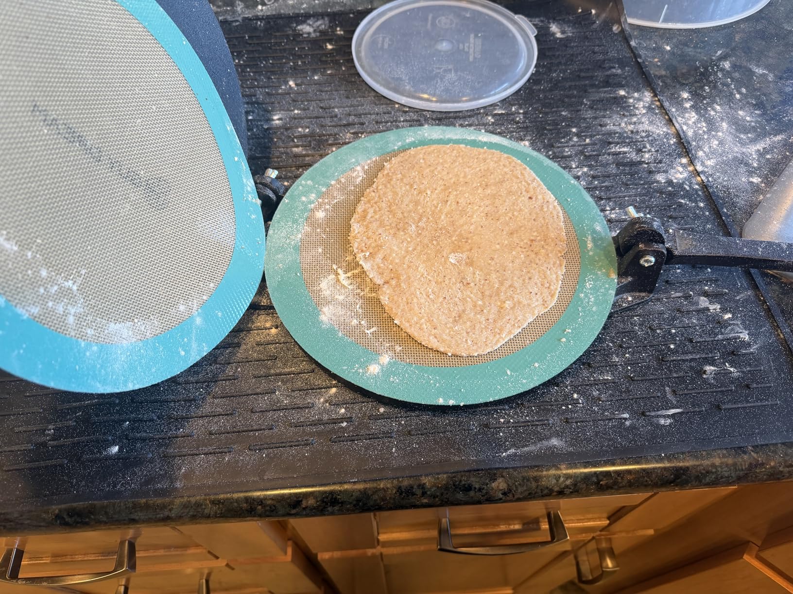 10 Inch Cast Iron Tortilla Press by StarBlue with FREE 100 Pieces Oil Paper and Digital Recipes e-book customer photo 2