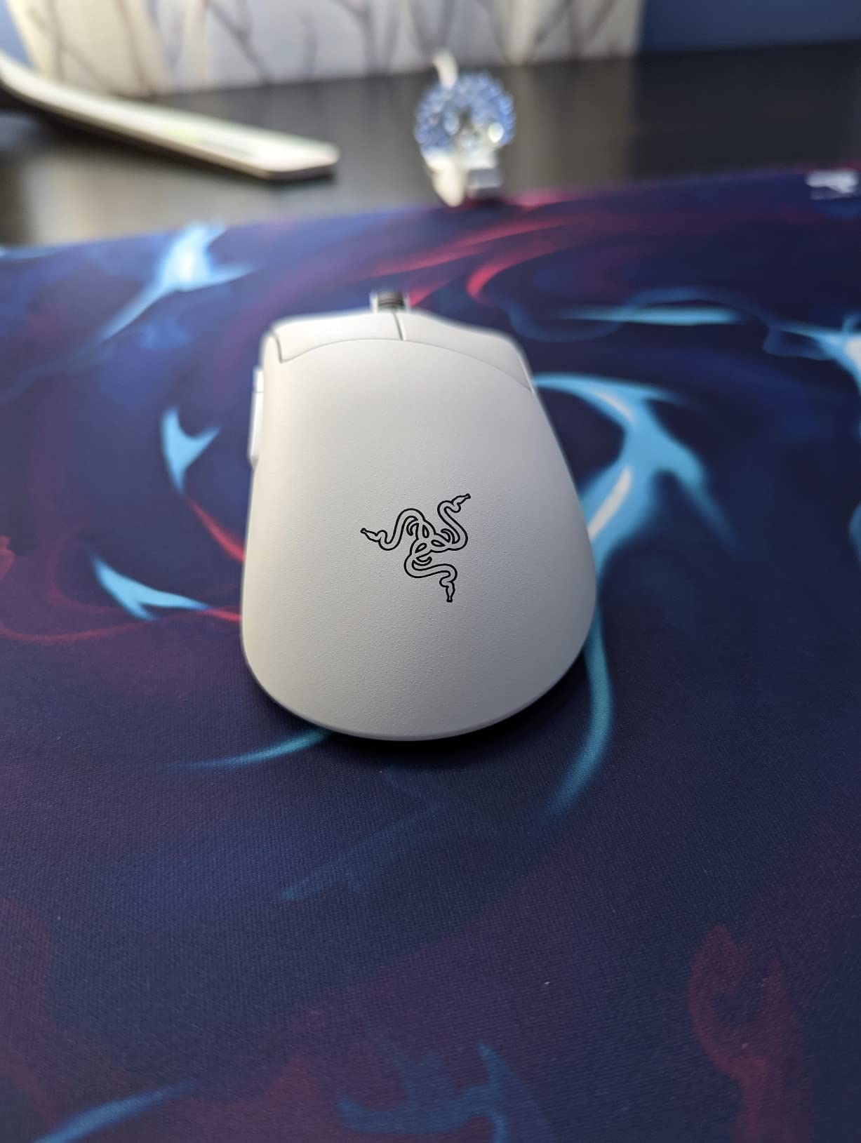 Razer DeathAdder V3 Pro Wireless Gaming Mouse: 64g Lightweight Ergonomic - 30K DPI Optical Sensor - Gen-3 Optical Switches - 8 Programmable Controls - Up to 90 Hr Battery - White customer photo 2