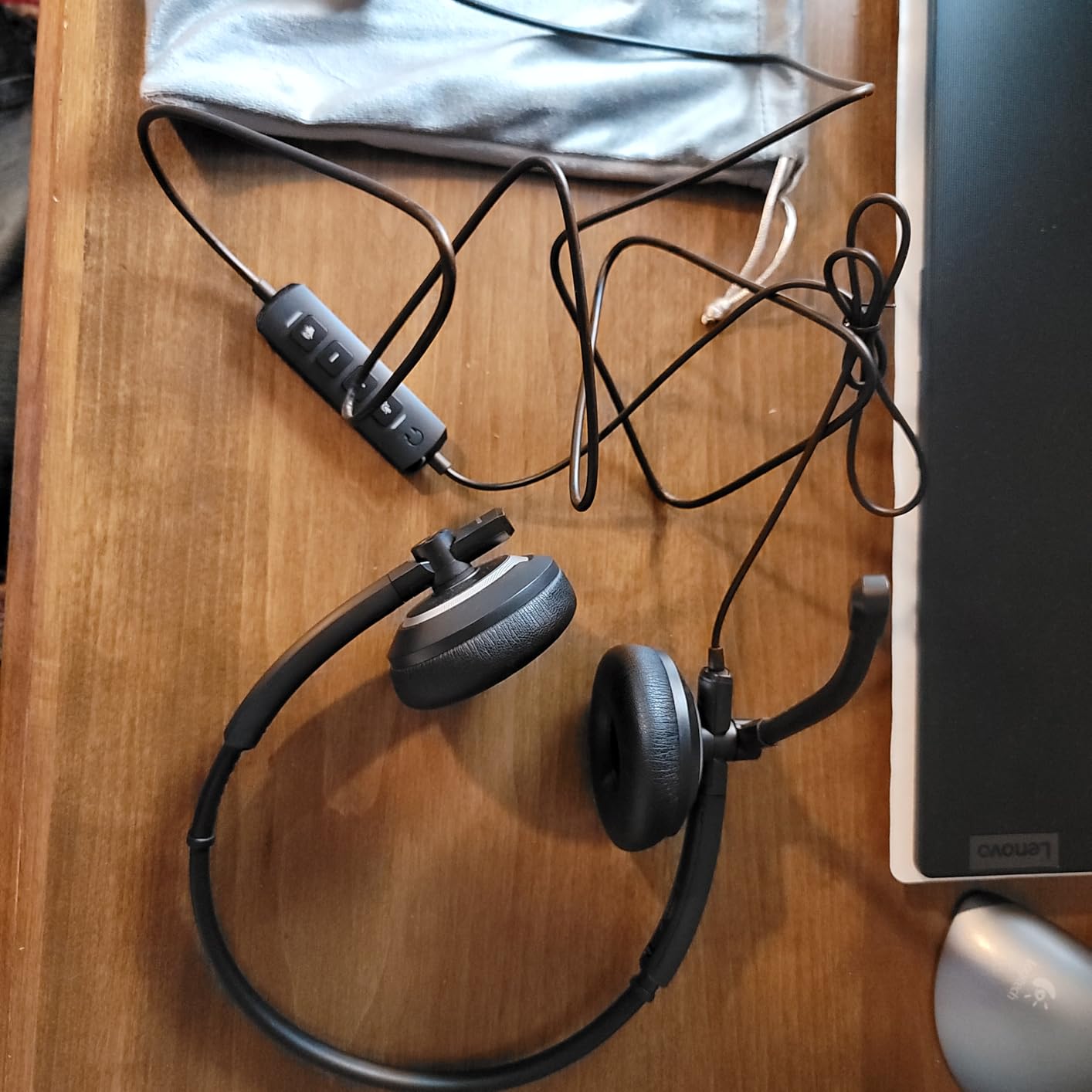 EH05-U Wired USB Headset with Noise Cancelling Microphone for PC Laptop - Headphones with In-Line Control, Lightweight, Enhanced Sound & MIC Mute customer photo 2