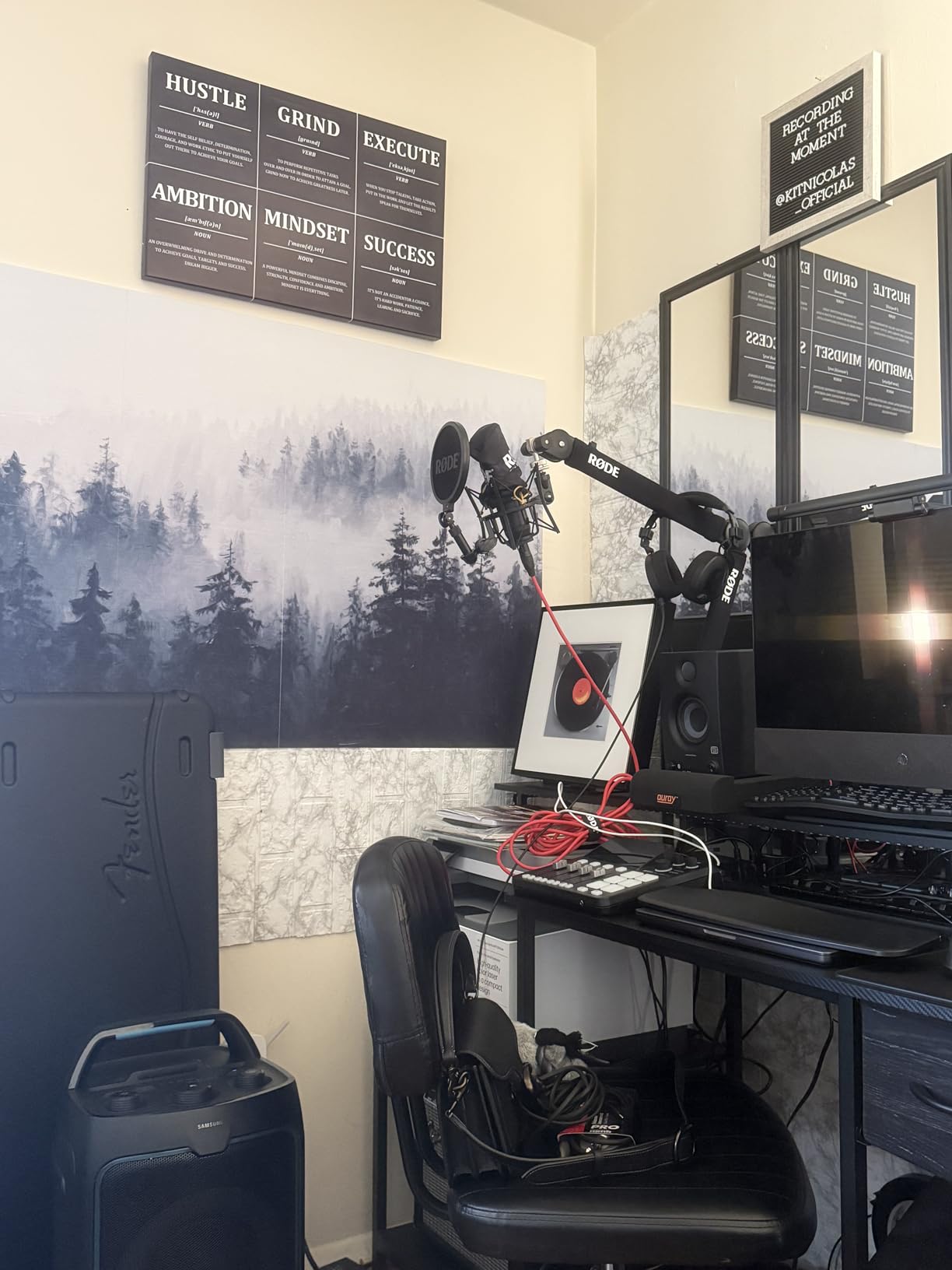 RØDE NT1 5th Gen Large-Diaphragm Studio Condenser Microphone - XLR & USB Outputs - Shock Mount & Pop Filter Included - Music Production, Vocal Recording, Podcasting - Black customer photo 1