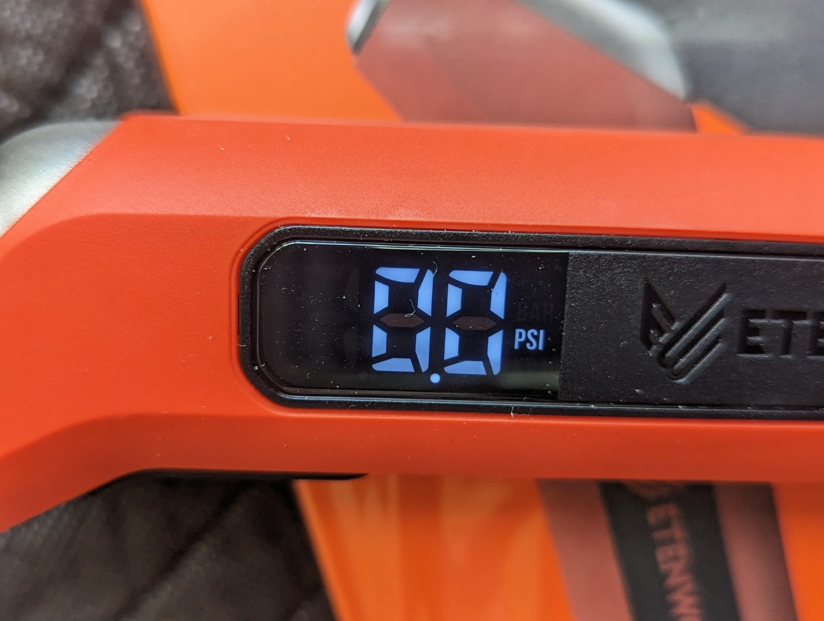 ETENWOLF T300 Digital Tire Pressure Gauge 3-200 PSI, Industrial Tire Gauge Calibrated to ANSI B40.7 Grade 2A(Plus-Minus 0.5%), Backlit LED Screen, Grey customer photo 1
