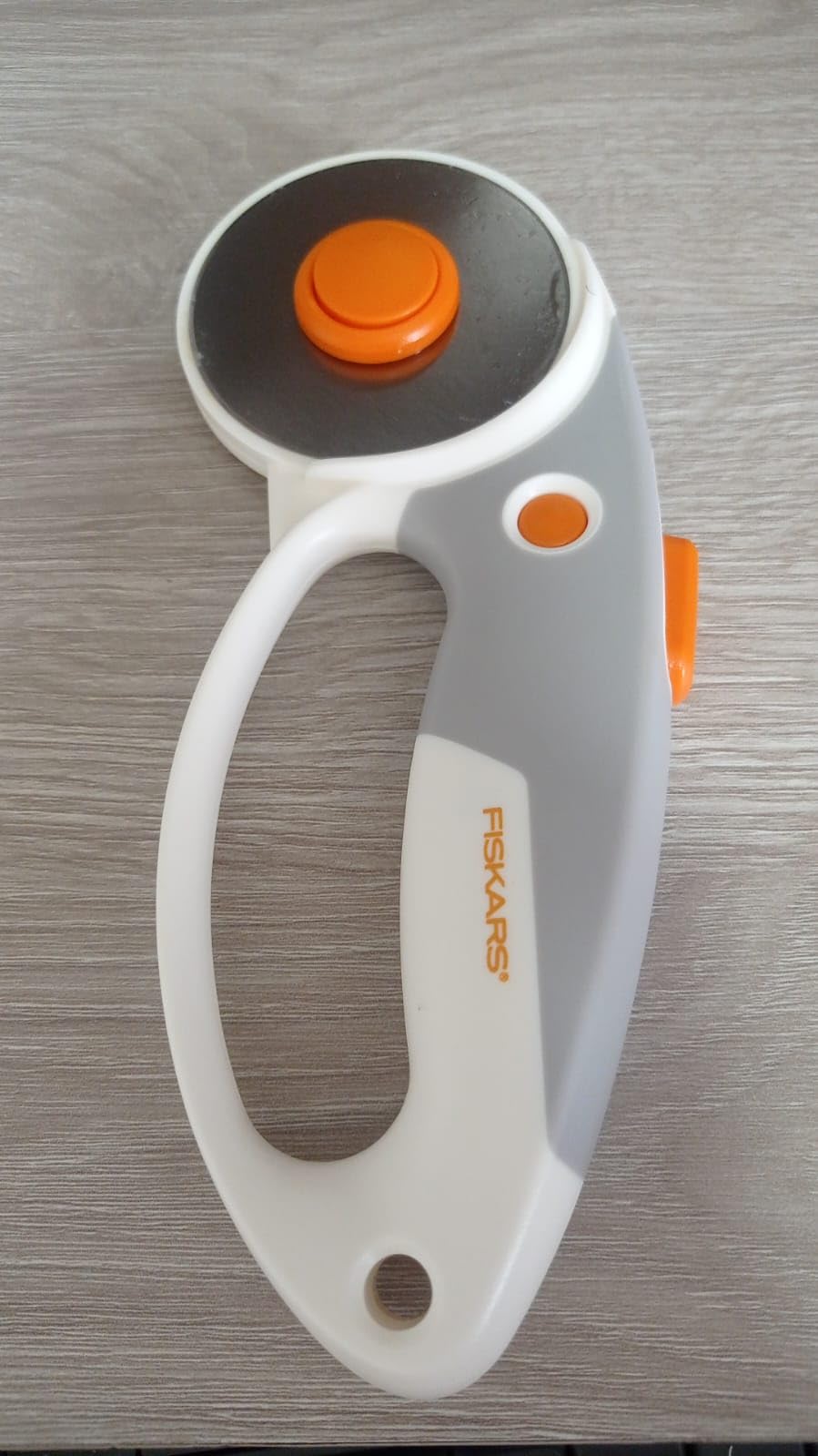 Fiskars 60mm Rotary Cutter for Fabric with Ergonomic Loop Grip And Comfort Handle, Titanium Rotary Fabric Cutter for Thick Materials, Easy and Safe Blade Change customer photo 1