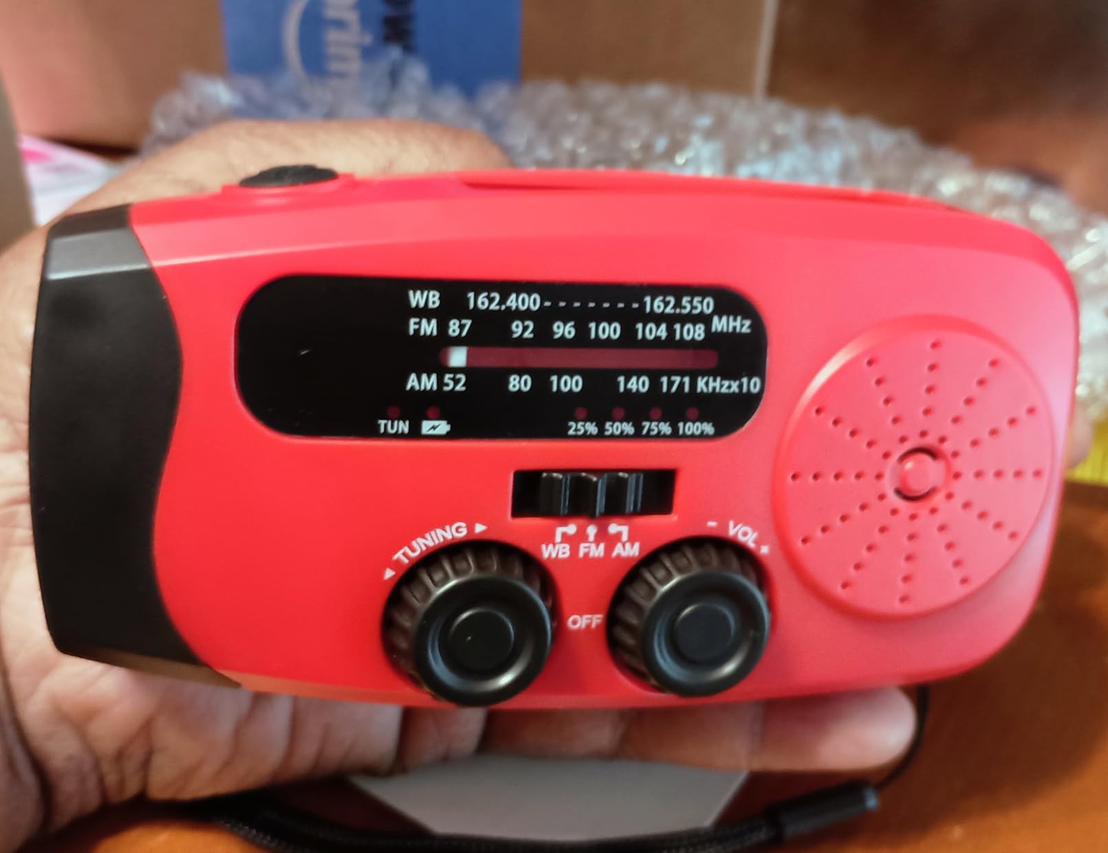 086S Hand Crank Emergency Radio - 2000mAh/7400mWh AM/FM/NOAA Solar Hand Crank Emergency Radio with 3 LED Flashlight, SOS Function customer photo 1