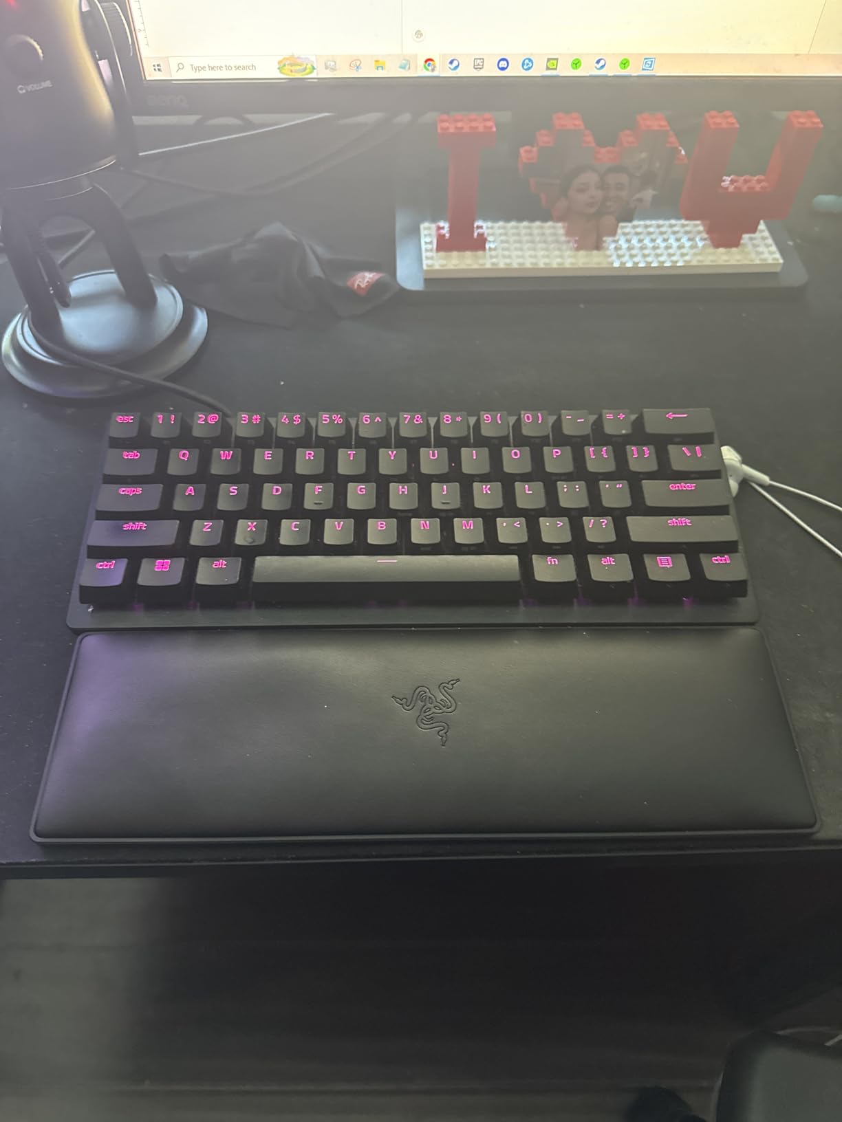 Huntsman V3 Pro TKL Esports Gaming Keyboard: Analog Optical Switches - Razer Snap Tap - Rapid Trigger - Adjustable Actuation - Media Keys & Dial - Doubleshot PBT Keycaps - Wrist Rest - Black customer photo 2