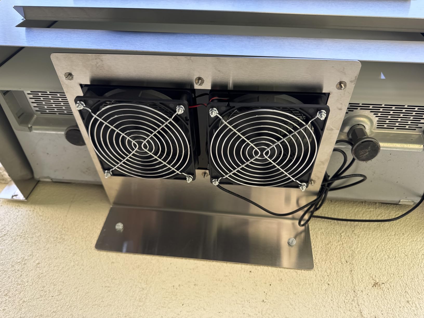 Solar Exhaust Fans & Powered Fan with 15W Panel & 2-Pack High-Speed Brushless DC Fans, Solar Ventilation Fan for Greenhouses, Chicken Coops, Attics, Barns, Sheds & Dog Houses customer photo 1