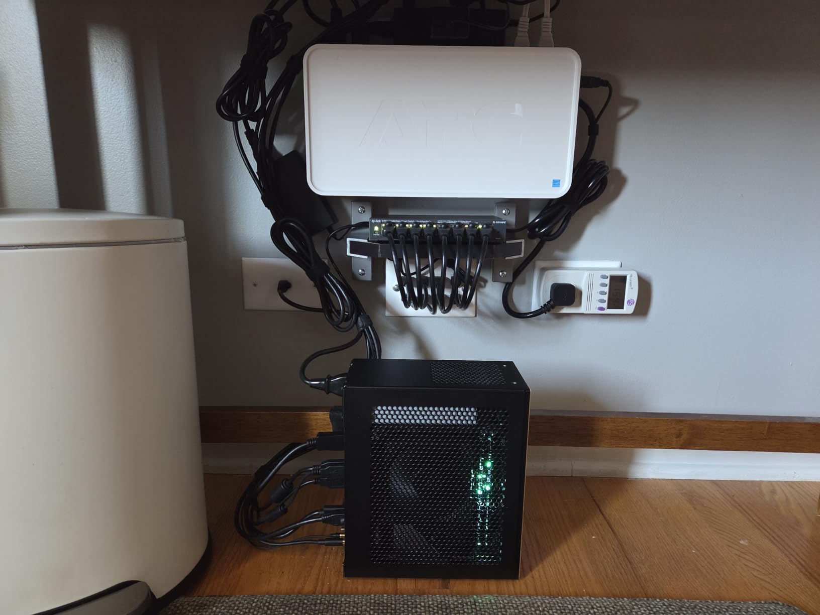 APC Back-UPS 1050VA / 600W UPS Battery Backup Surge Protector, 8 Outlets, Type C Charger, BE105G3 customer photo 1