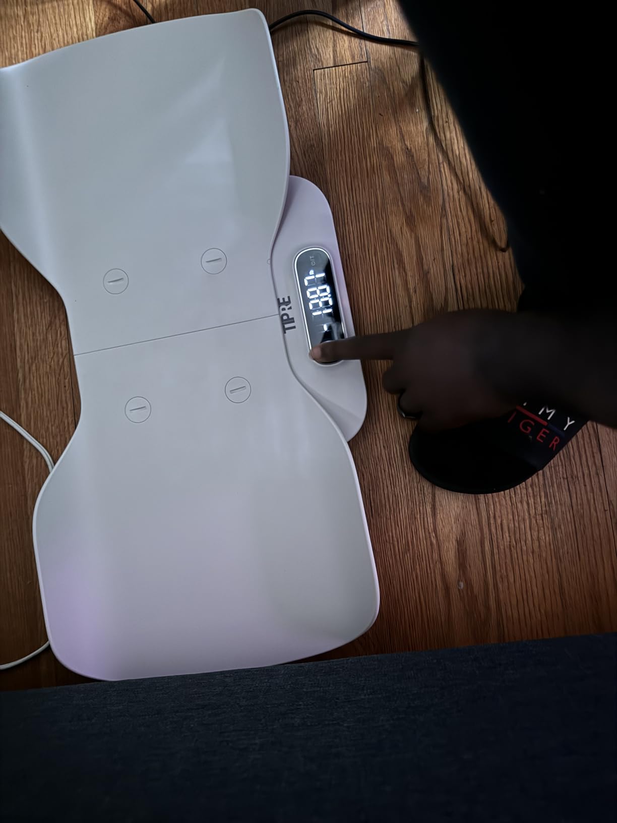 TIPRE Baby Weight Scale, Infant Scale with Detachable Tray, Pet Scale for Cat Dog, Auto-Rotation LED Screen, Up to 400lb/180kg customer photo 1