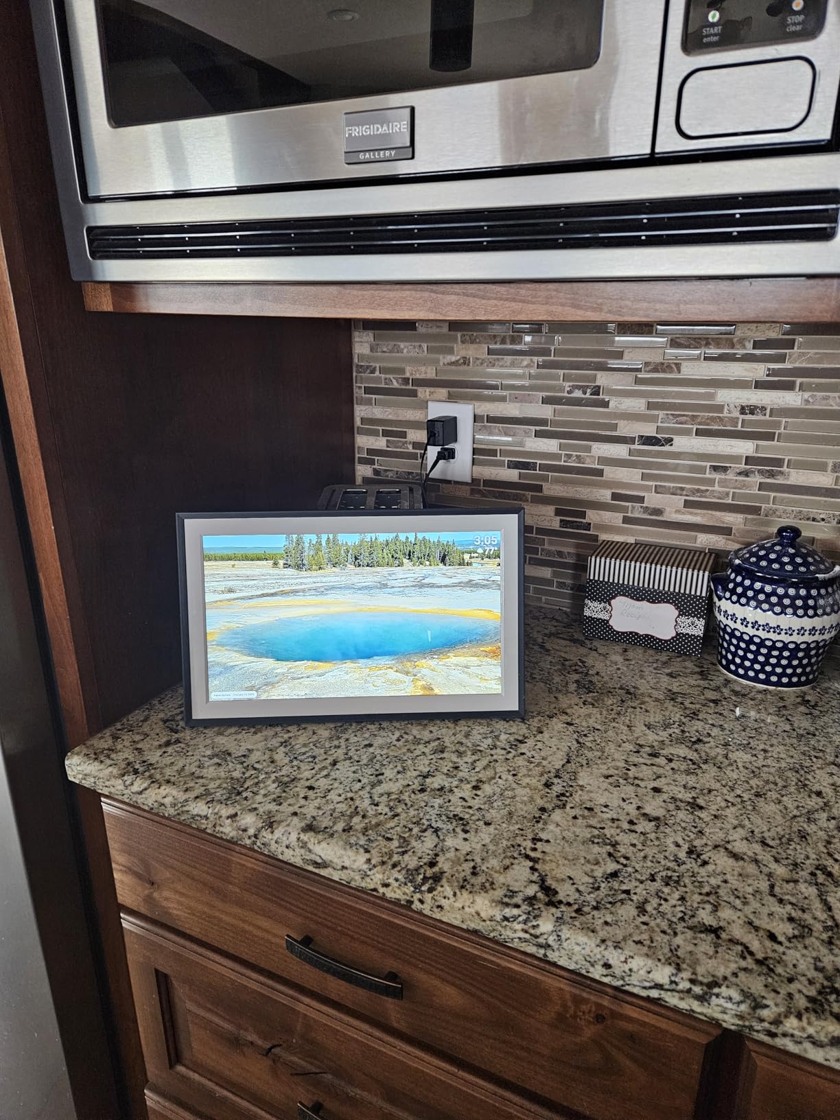 Digital Picture Frame, 15.6 Inch Large Frameo Digital Photo Frame WiFi, 32GB, 1920 * 1080 IPS HD Touch Screen, Tabletop & Wall-Mounted customer photo 1