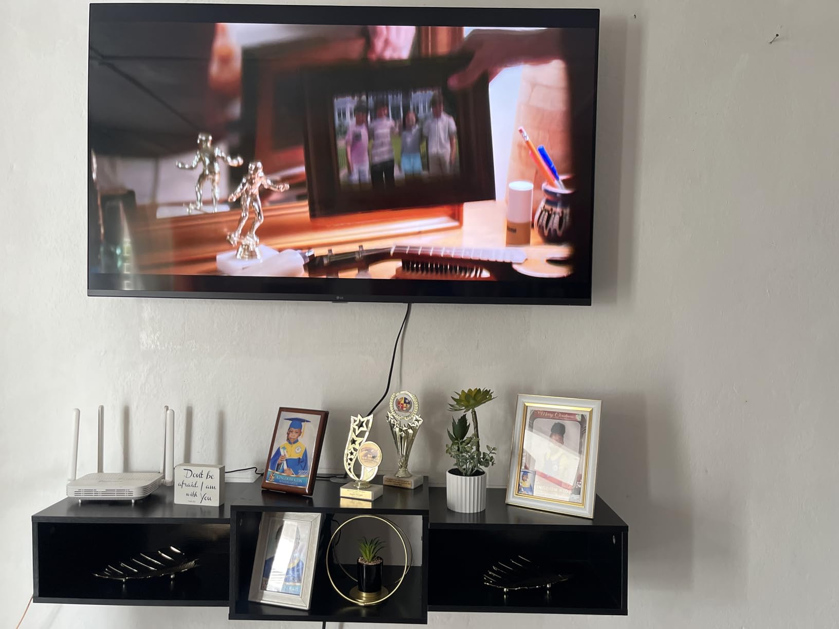 IBUYKE Floating TV Stand Wall Mounted with Power Outlet, Modern Wood Wall Mounted Media Console Shelf, Floating Entertainment Center for Under TV Storage for Living Room Bedroom Office, Black customer photo 2