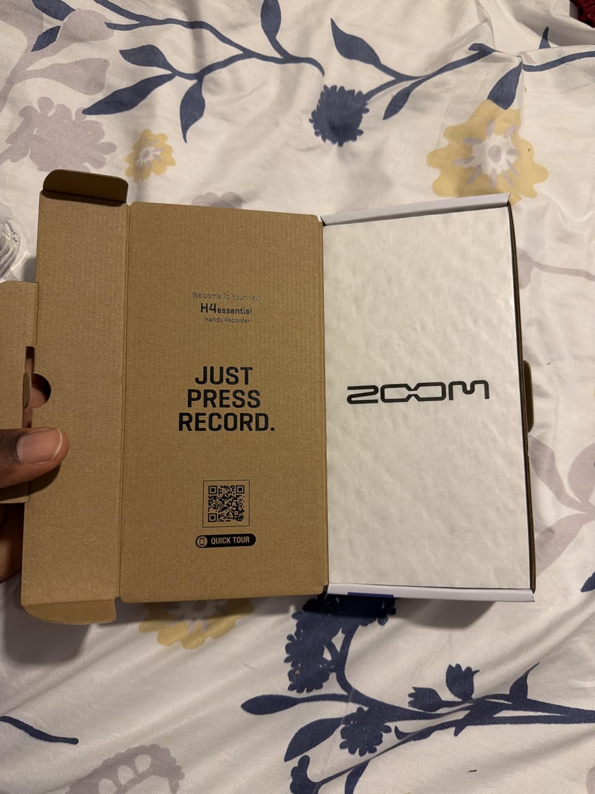 Zoom H4 Essential Handheld Recorder for Musicians, Podcasters & Filmmakers with Stereo Microphones, 2 XLR/TRS Inputs customer photo 2