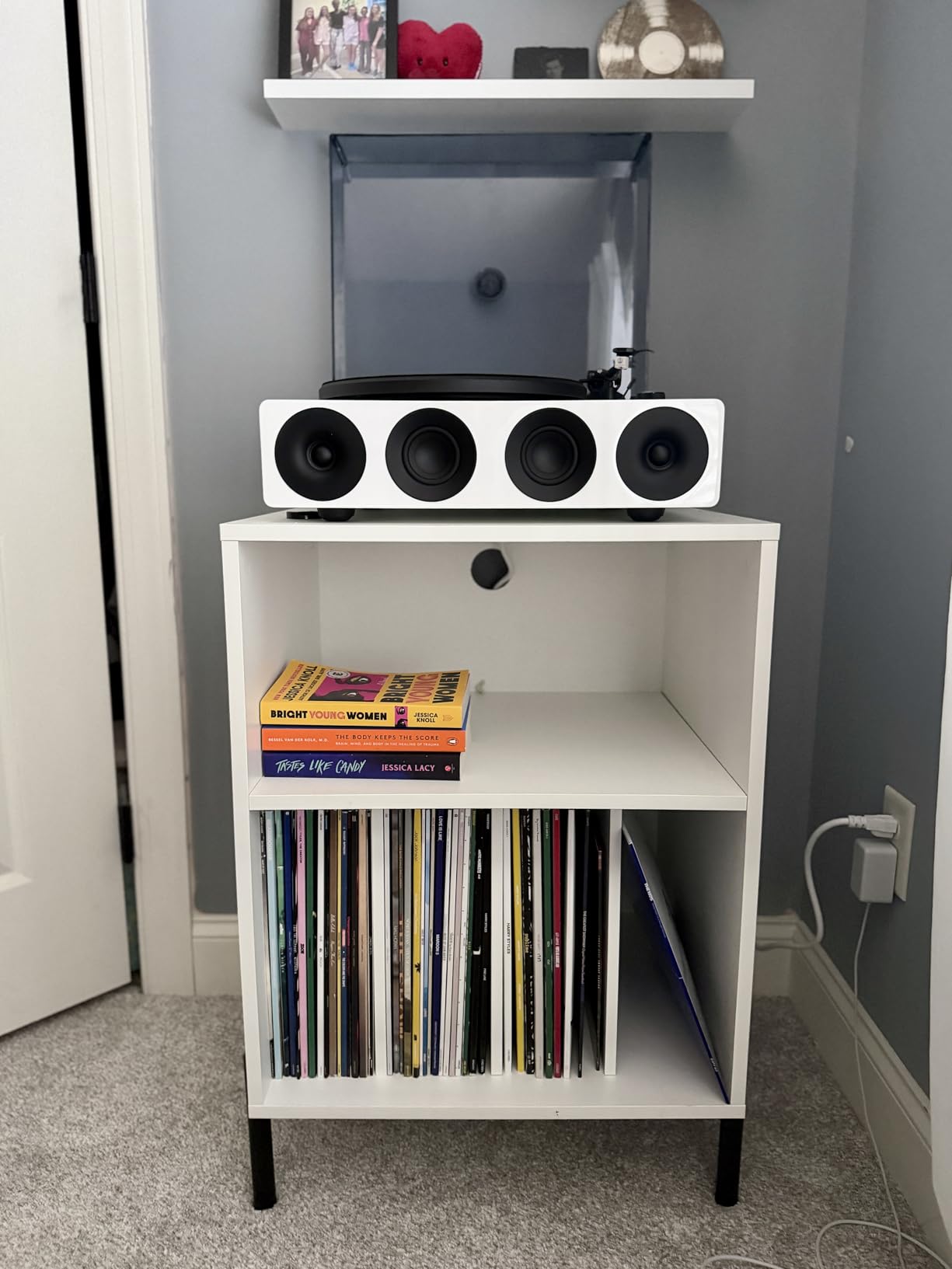Giantex Record Player Stand with Charging Station, Turntable Stand with Storage Cabinet, Record Player Shelf with Metal Legs, Vinyl Record Storage up to 150 Albums for Living Room, Bedroom (Walnut) customer photo 1
