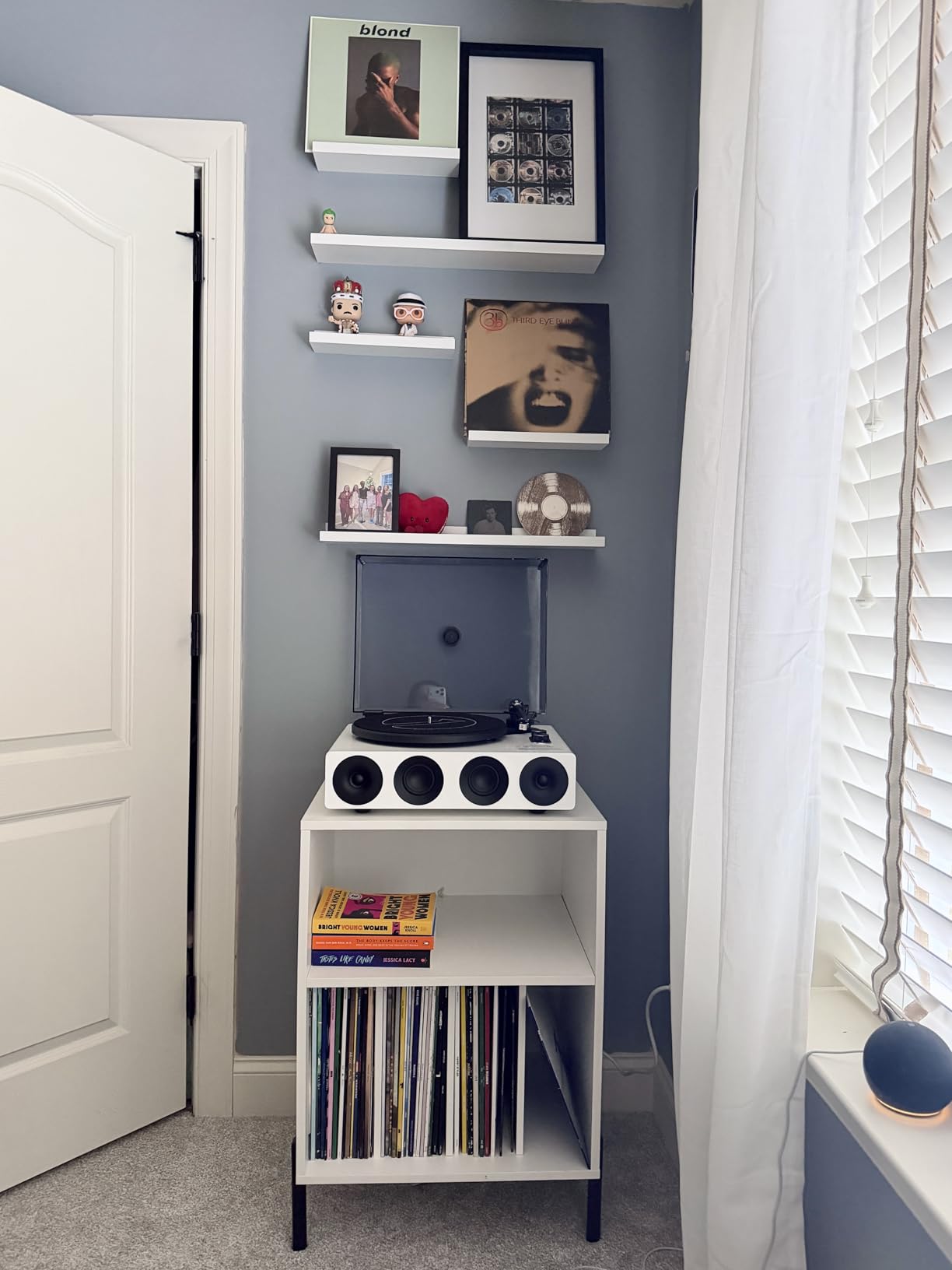Giantex Record Player Stand with Charging Station, Turntable Stand with Storage Cabinet, Record Player Shelf with Metal Legs, Vinyl Record Storage up to 150 Albums for Living Room, Bedroom (Walnut) customer photo 2