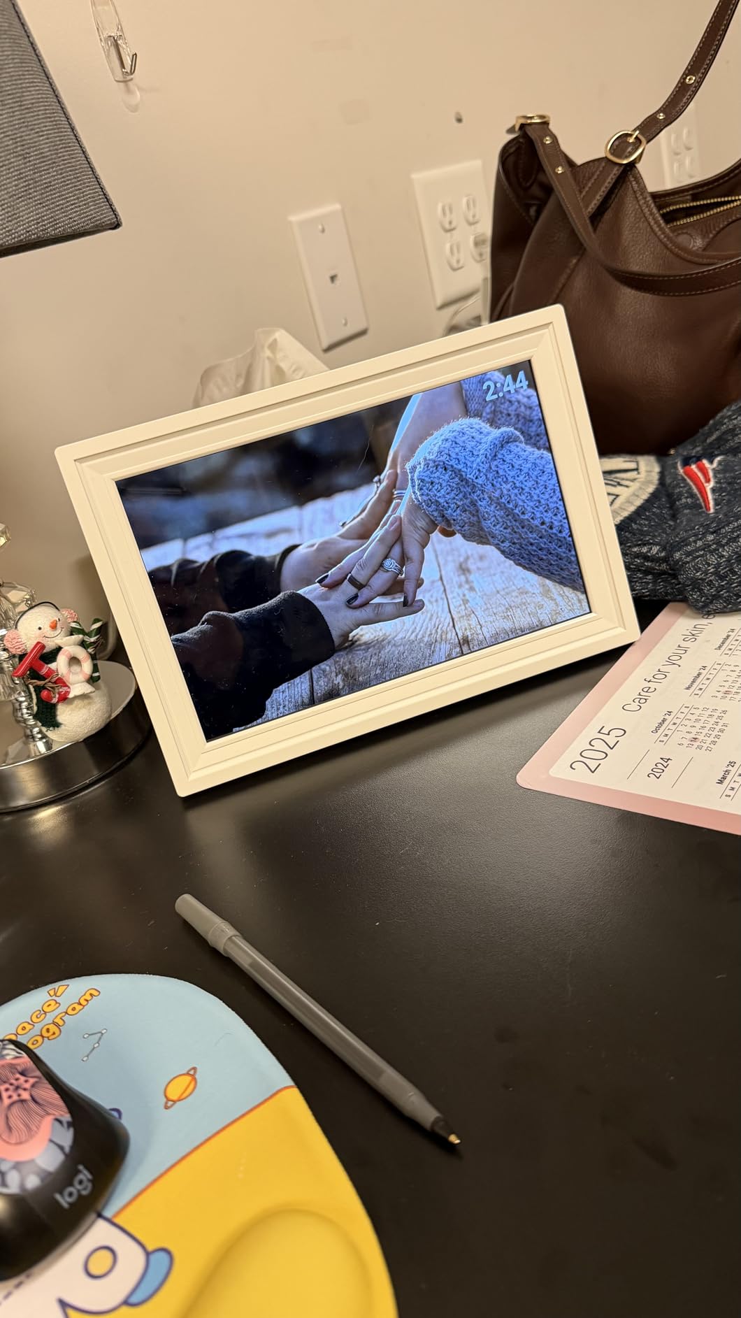 Digital Picture Frame, 10.1'' Frameo Digital Frame Wifi, 32GB Memory, 1280*800 HD Touch Screen Digital Photo Frame, Wall Mountable, Auto-Rotate, Share Instantly, Wedding, Birthday Gifts customer photo 2