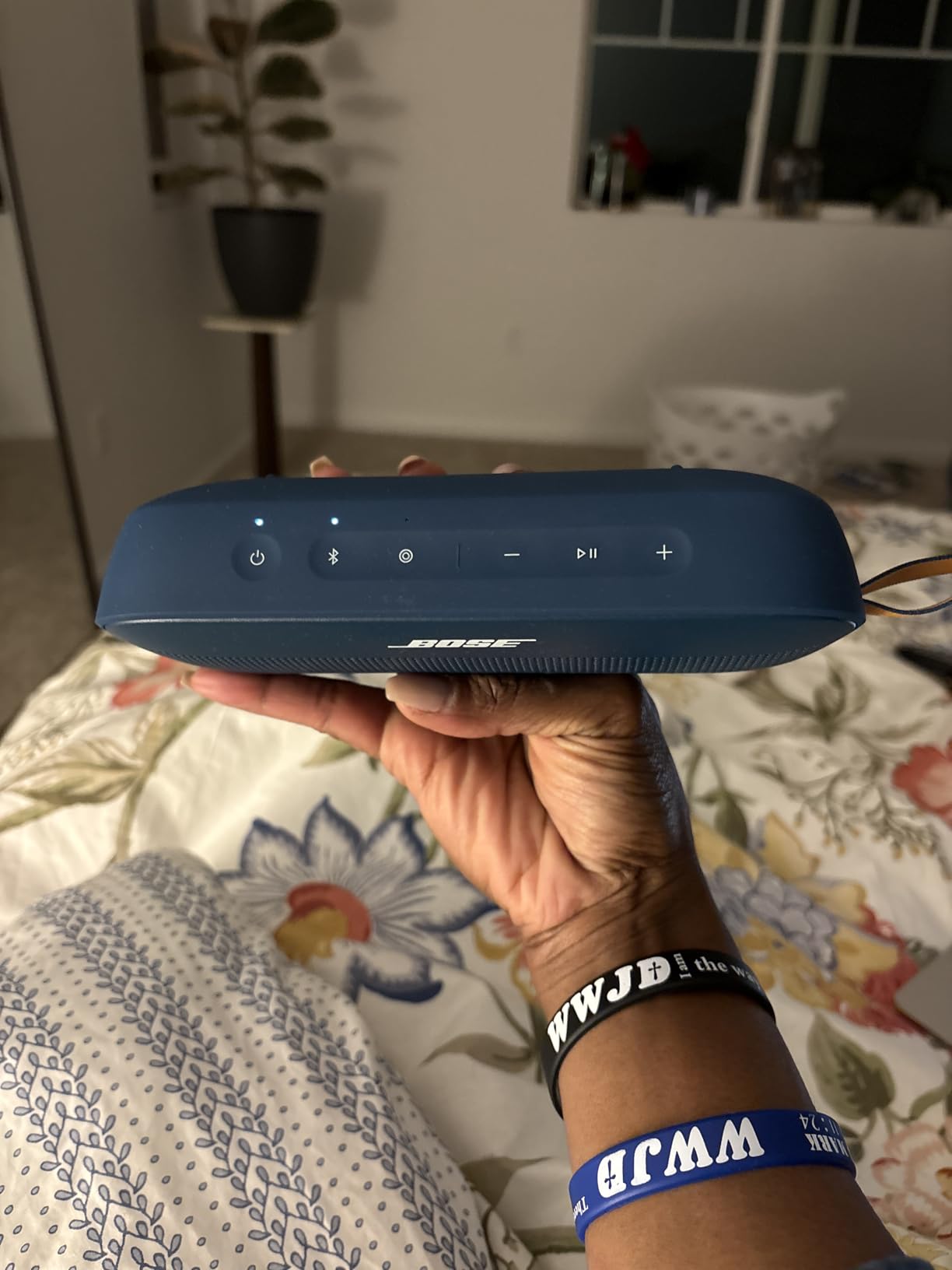 Bose SoundLink Flex Bluetooth Speaker (2nd Gen) - Portable Outdoor Speaker with Hi-Fi Audio, Waterproof and Dustproof, USB-C, Up to 12 Hours Battery Life, Black customer photo 2