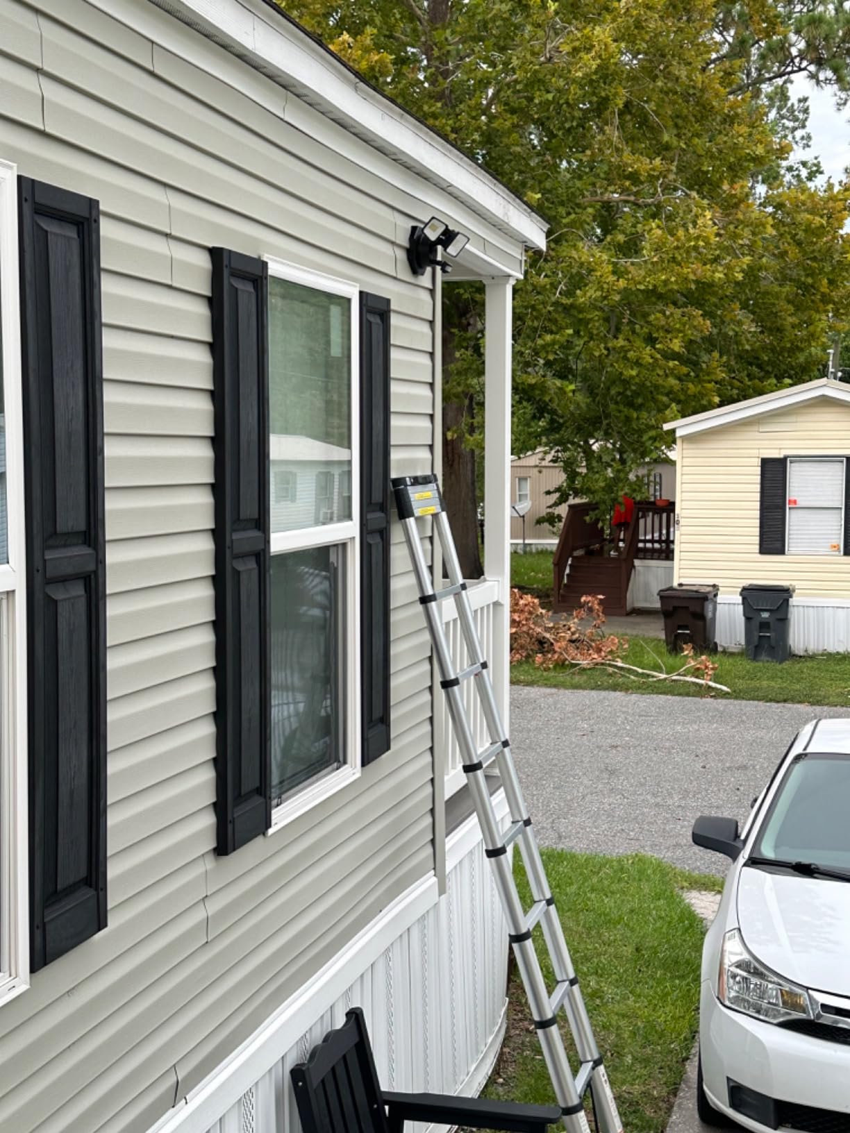 VEVOR Telescoping Ladder 10.5 FT Aluminum Extension Ladder (375 LBS Capacity, One-Button Retraction, Collapsible & Portable with Non-Slip Feet for Home, RV, Loft, ANSI Listed) customer photo 1