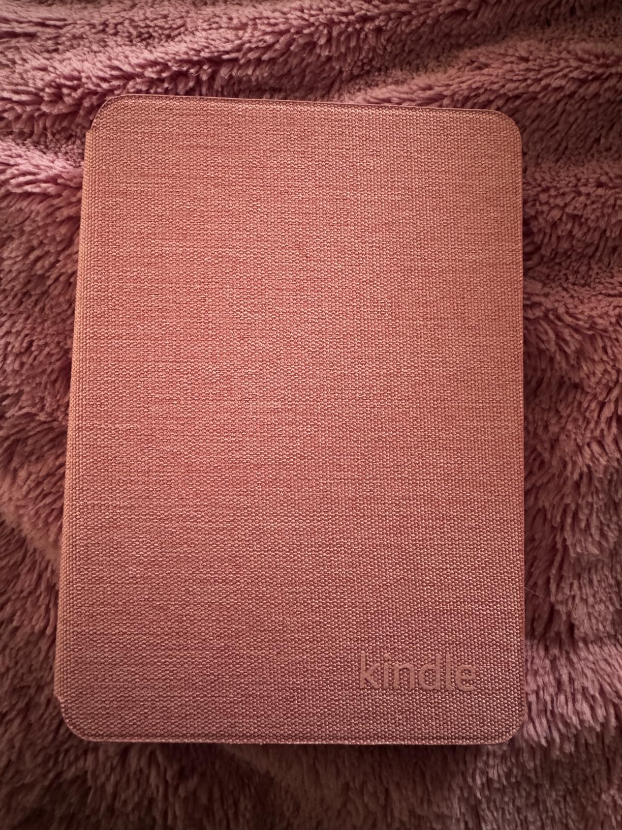 Kindle Essentials Bundle including Kindle (2024 release) - Black, Fabric Cover - Rose, and Power Adapter customer photo 1