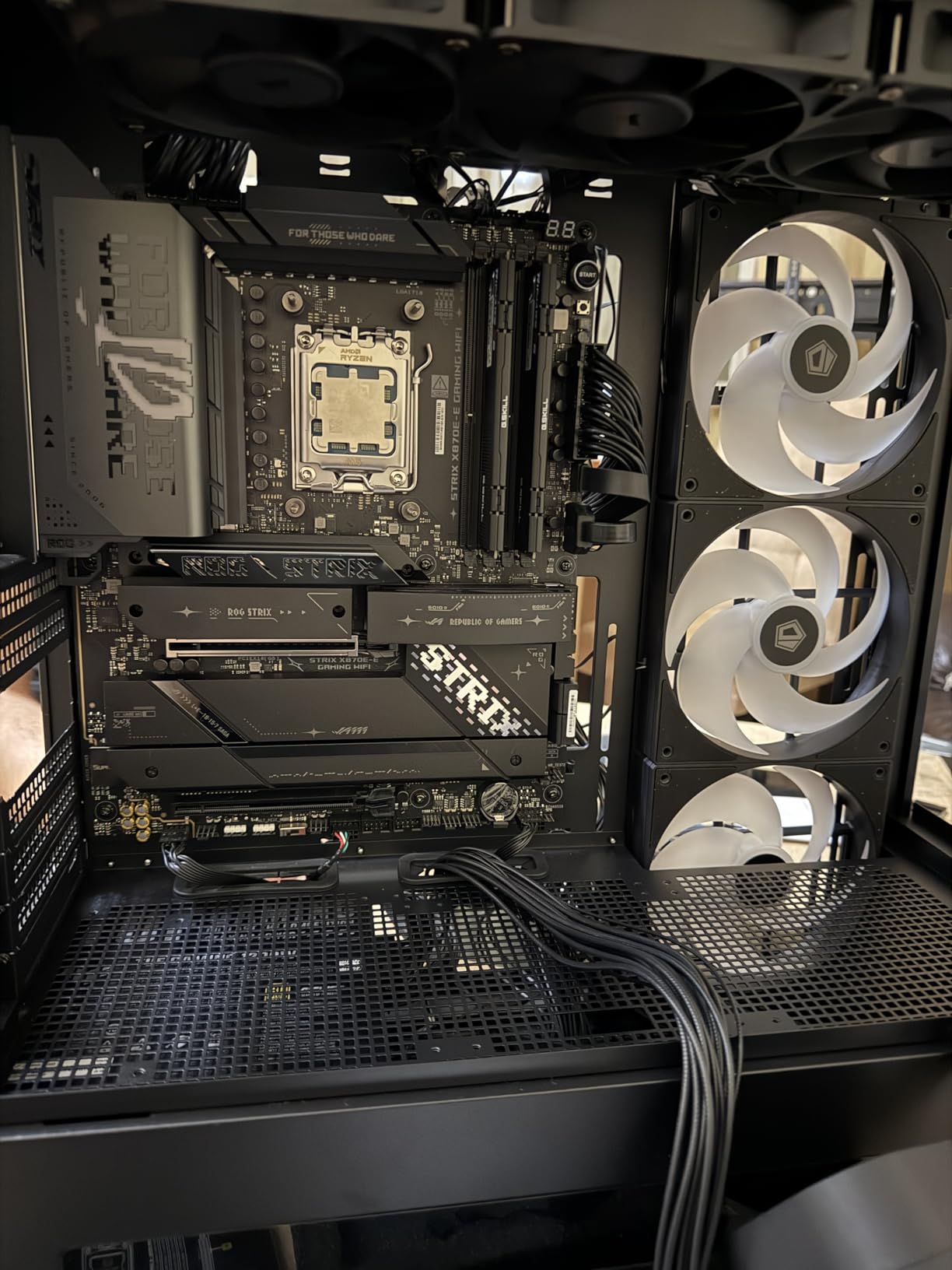 ASUS ROG Strix X870E-E Gaming WiFi AMD AM5 X870 ATX Motherboard 18+2+2 Power Stages, Dynamic OC Switcher, Core Flex, DDR5 AEMP, WiFi 7, 5X M.2, PCIe 5.0, Q-Release Slim, USB4 customer photo 1