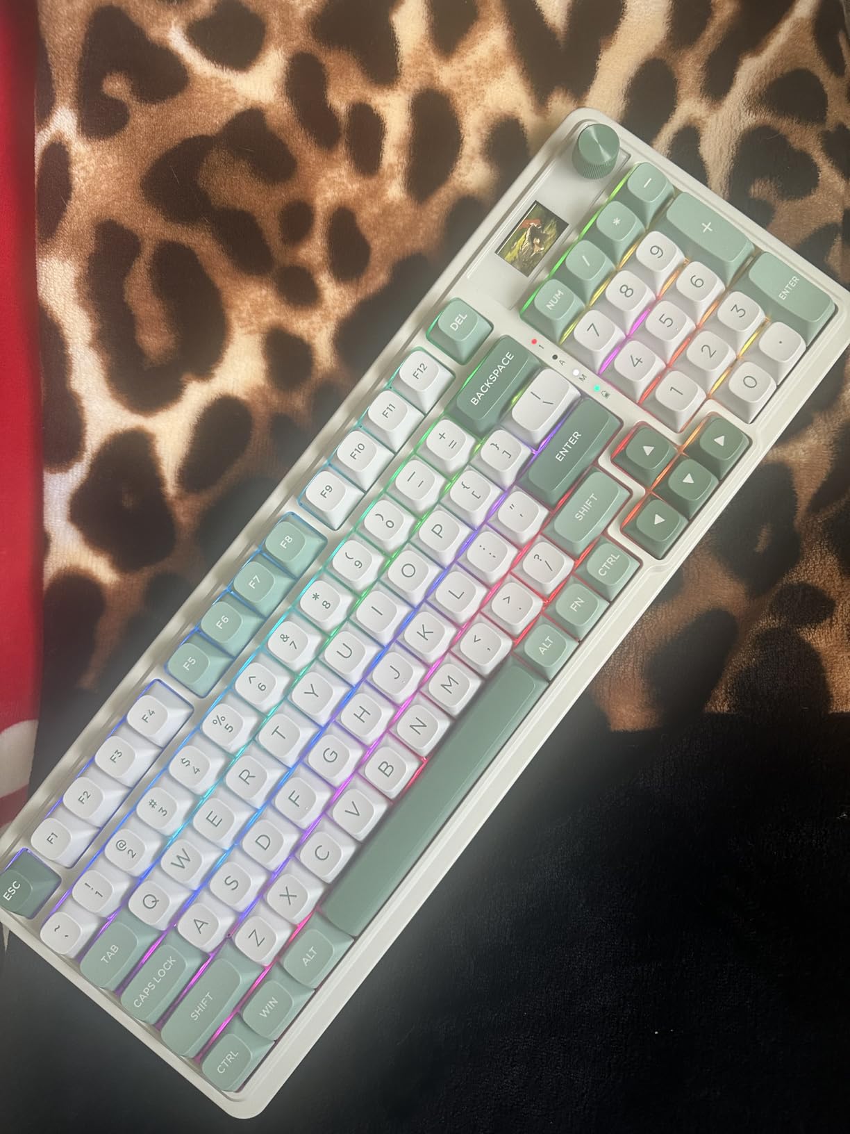 Redragon K719 Wireless Gasket Gaming Keyboard w/Hype Screen & Knob, 95 Keys Mechanical Keyboard, Easy-Control 1.14 TFT Info Display, 5-Layer Noise Dampening, Custom Linear Switch, Jade Cloud Color customer photo 2