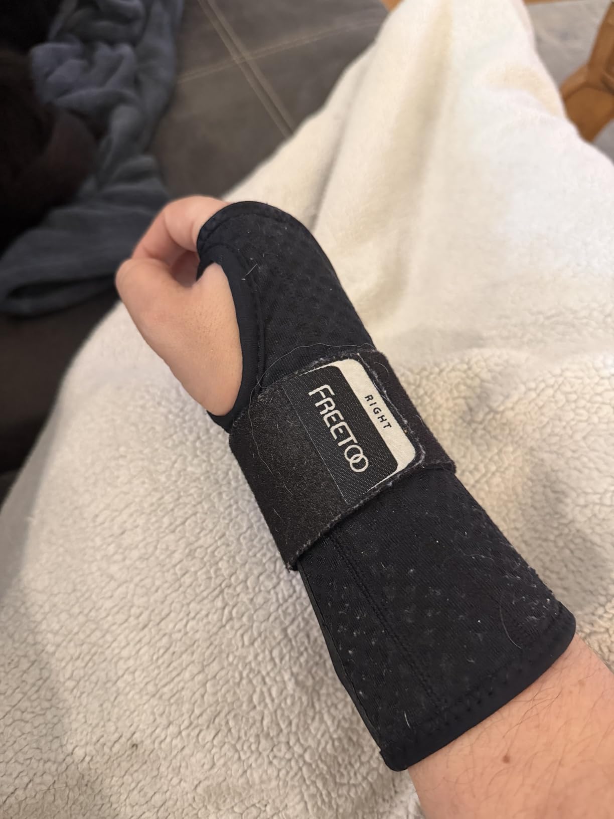 FREETOO Carpal Tunnel Wrist Brace Night Support Fit Right Hand for Work, Pain Relief Wrist Splint for Tendonitis, Sprain, Strain, Rigid Hand Brace for Arthritis for Women and Men (S/M, Black/Pink) customer photo 1