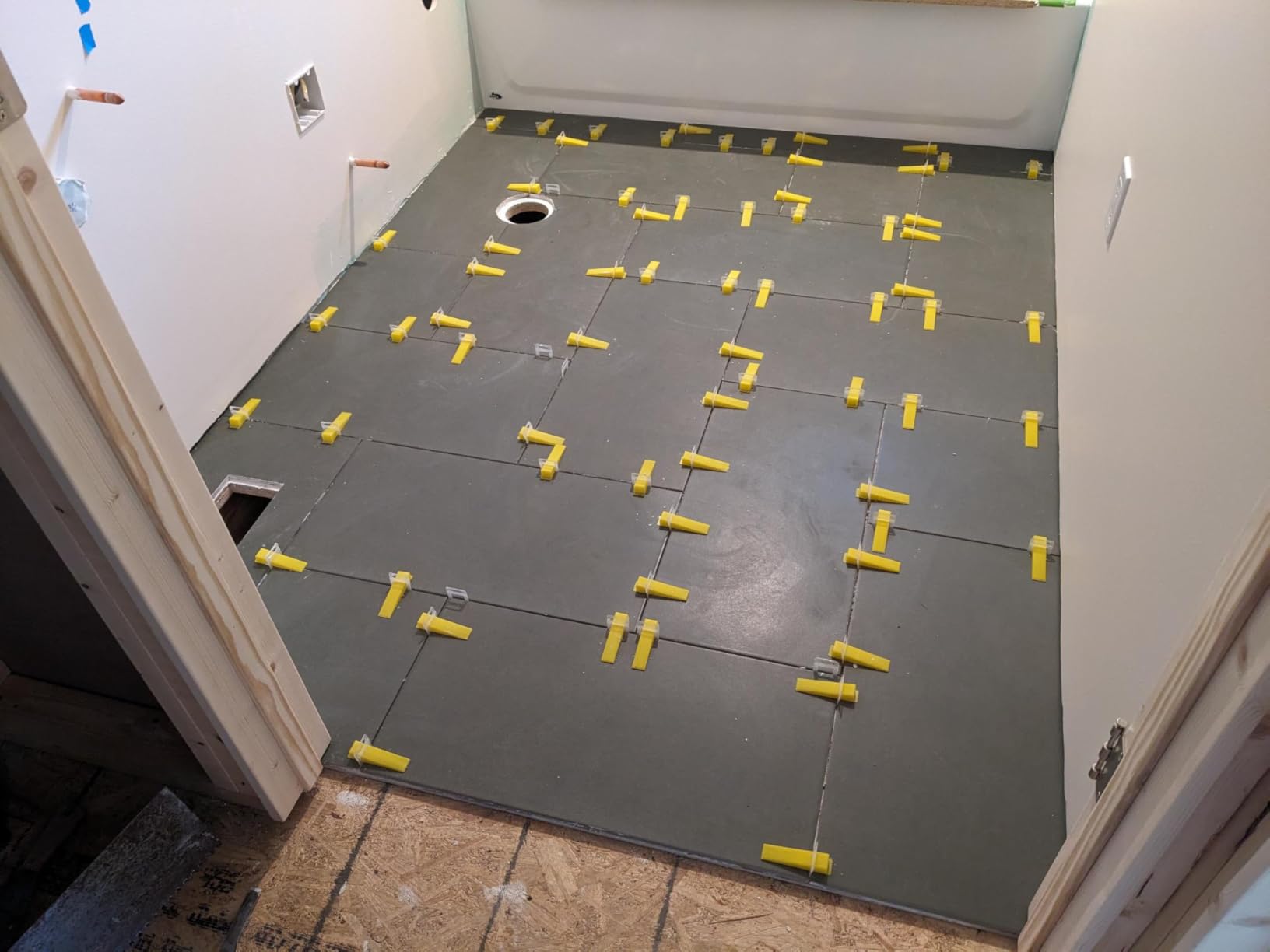 DGSL Tile Leveling System Clips - DIY 2400 Tiles Leveler Spacers - 1/16 Inch Tile Leveling System for Professional Installation customer photo 2