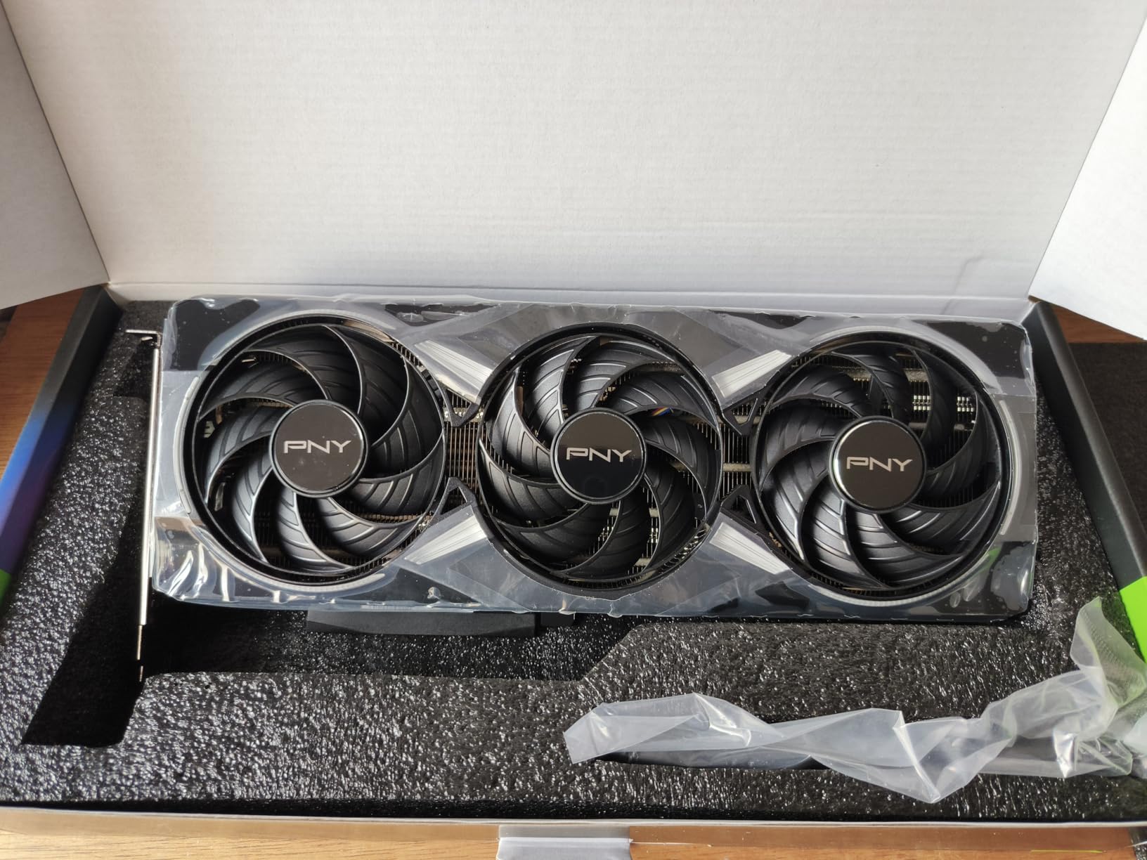 NVIDIA GeForce RTX 5070 Epic-X ARGB OC Triple Fan, Graphics Card (12GB GDDR7, 192-bit, Boost Speed: 2685 MHz, SFF-Ready, PCIe 5.0, HDMI/DP 2.1, 2.4-Slot, Blackwell Architecture, DLSS 4) customer photo 2