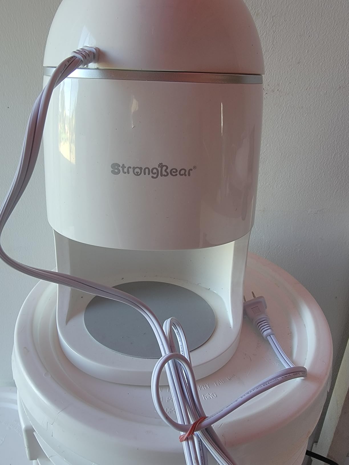 StrongBear Snow Cone Shaved Ice Machine, Electric Ice Shaver Slushie Machine, Snowcone Maker for Kids Birthday Party, House Warming Gifts New Home, Kitchen Gift Ideas, White customer photo 2