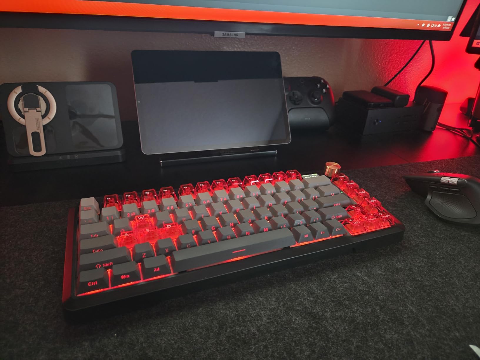 Redragon K724 PRO Wireless Gasket Gaming Keyboard w/Hype 1.14'' TFT Screen & Knob, 81-Key 75% Mechanical Keyboard, 5-Layer Noise Dampening, Hot-Swap South-Facing RGB Socket, Gradient PBT Keycaps customer photo 1