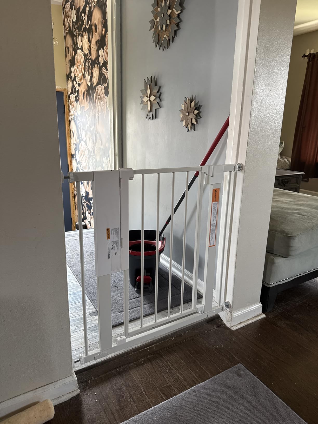 Babelio Smart Baby Gate with Auto-Unlock/Close, Pressure Mounted No Drill for Doorways/Top of Stairs. Pet/Dog Door Wide Walk Thru w/Infrared Sensor & Safety Alert (White, 30.3-47.2