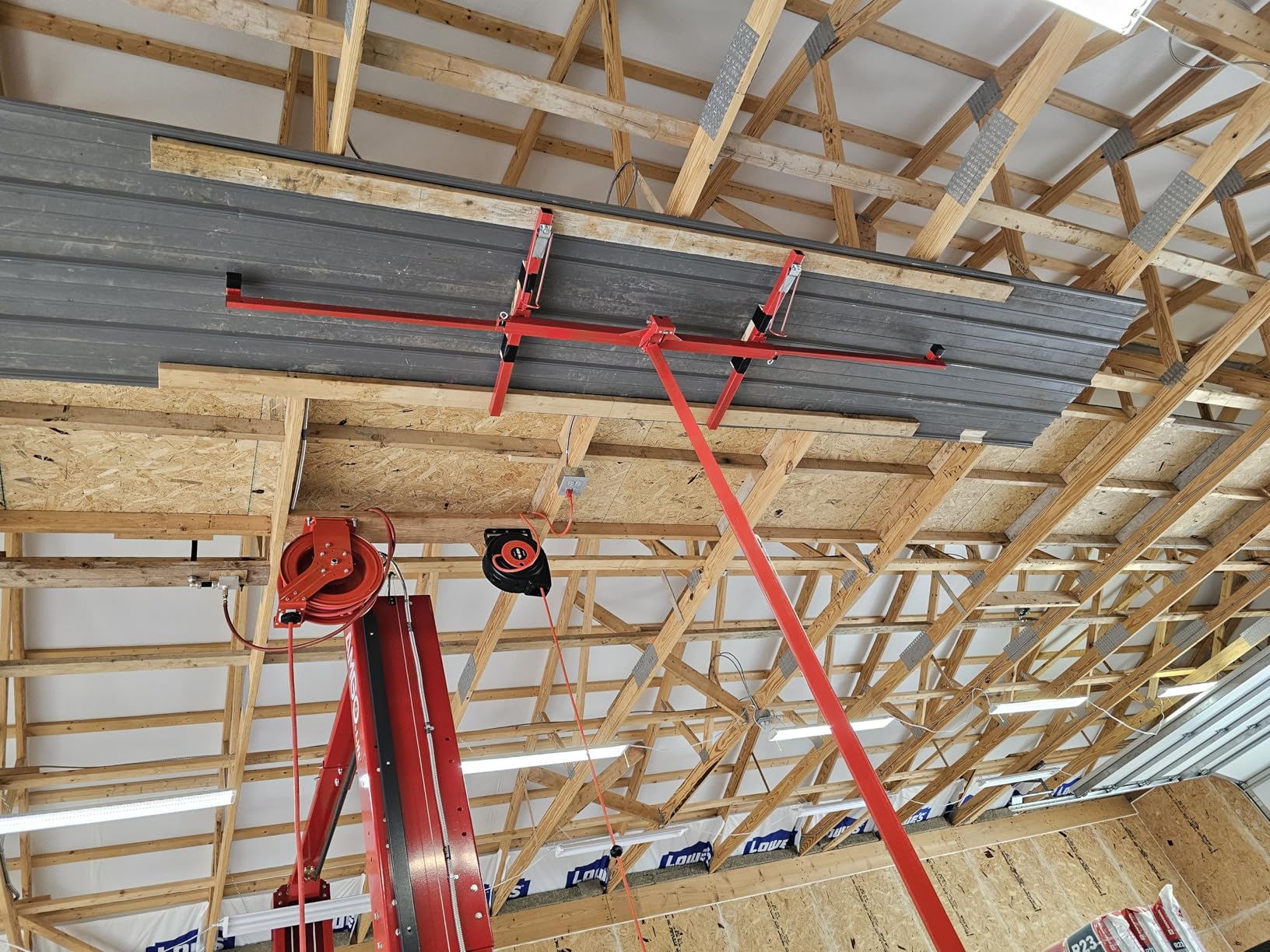 VEVOR 11ft Drywall Lift, Heavy-Duty 150 lbs Sheetrock Hoist with Adjustable Telescoping Arm, Lockable Wheels, Drywall Lifter Panel Jack Hoist Tools Ideal for Ceiling and Wall Installation customer photo 2