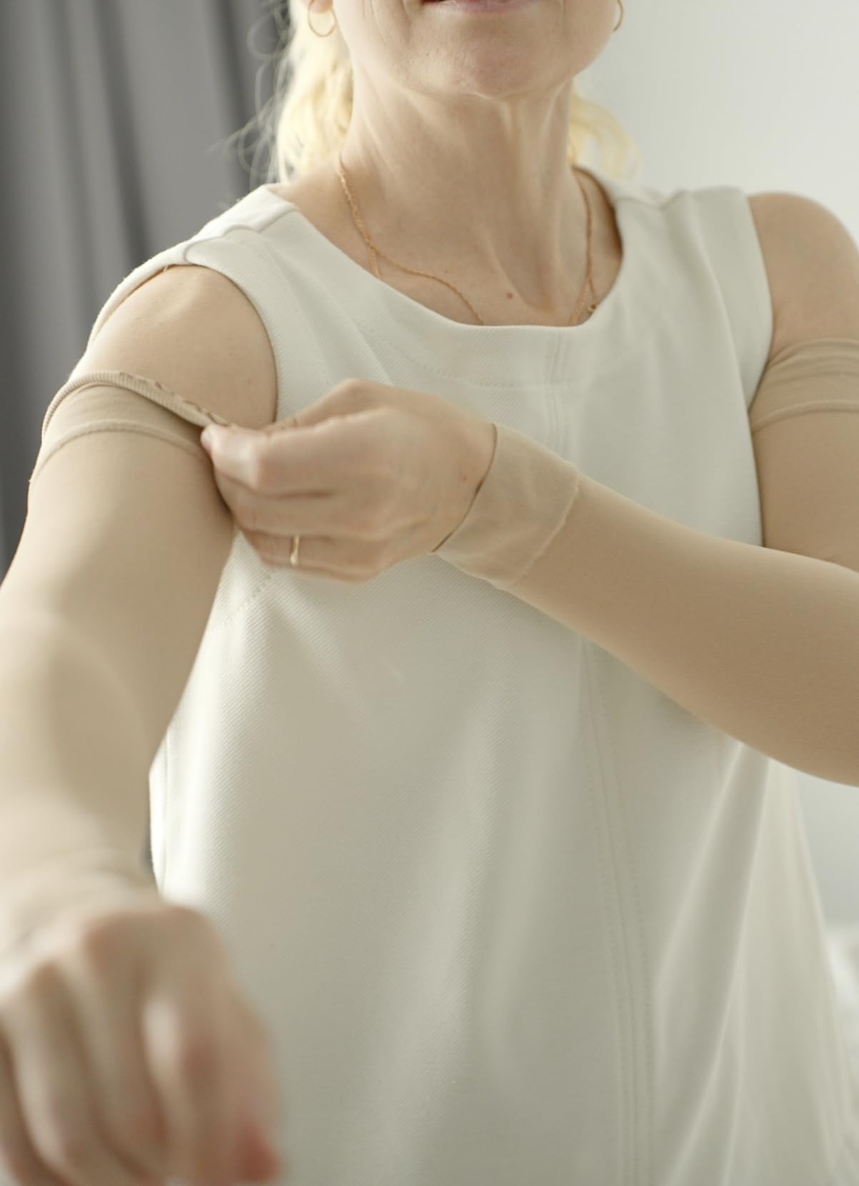 KEMFORD Compression Lymphedema Arm Sleeves for Women - 15-20 mmHg, Silicone Grip, 1 Pair, Beige, S/M customer photo 1