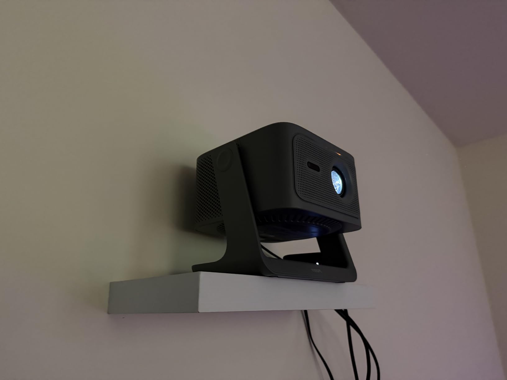 【2200ANSI & Officially-Licensed APP】Smart 4K Projector with WiFi and Bluetooth, VISSPL 3D Dolby Audio and Auto Focus Portable Outdoor Projector customer photo 2