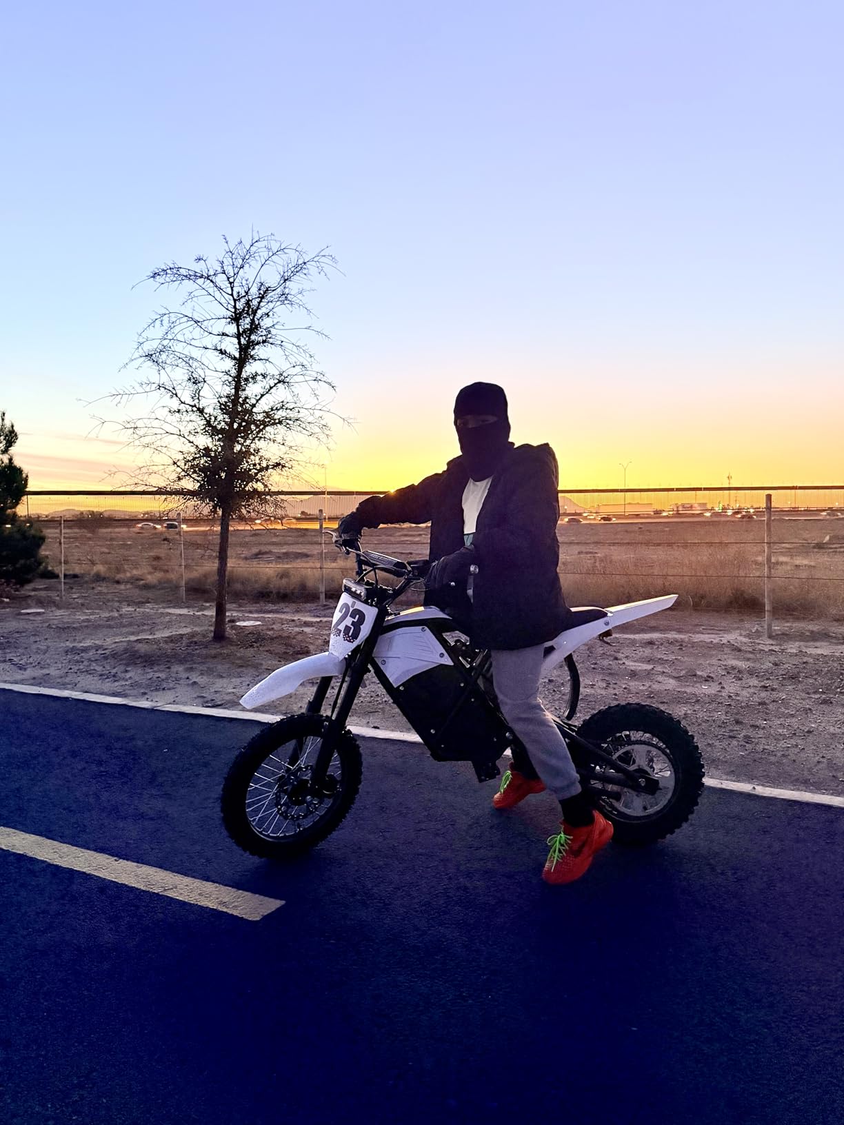 ESKUTE Electric Dirt Bike for Teens Adults, Mid-Drive Motor 3500W Peak, Electric Motorcycle 48V23Ah Battery, Hydraulic Brake, 53Mile, 38mph, Hydraulic Nitrogen Shock Absorbers, White with Helmet customer photo 1