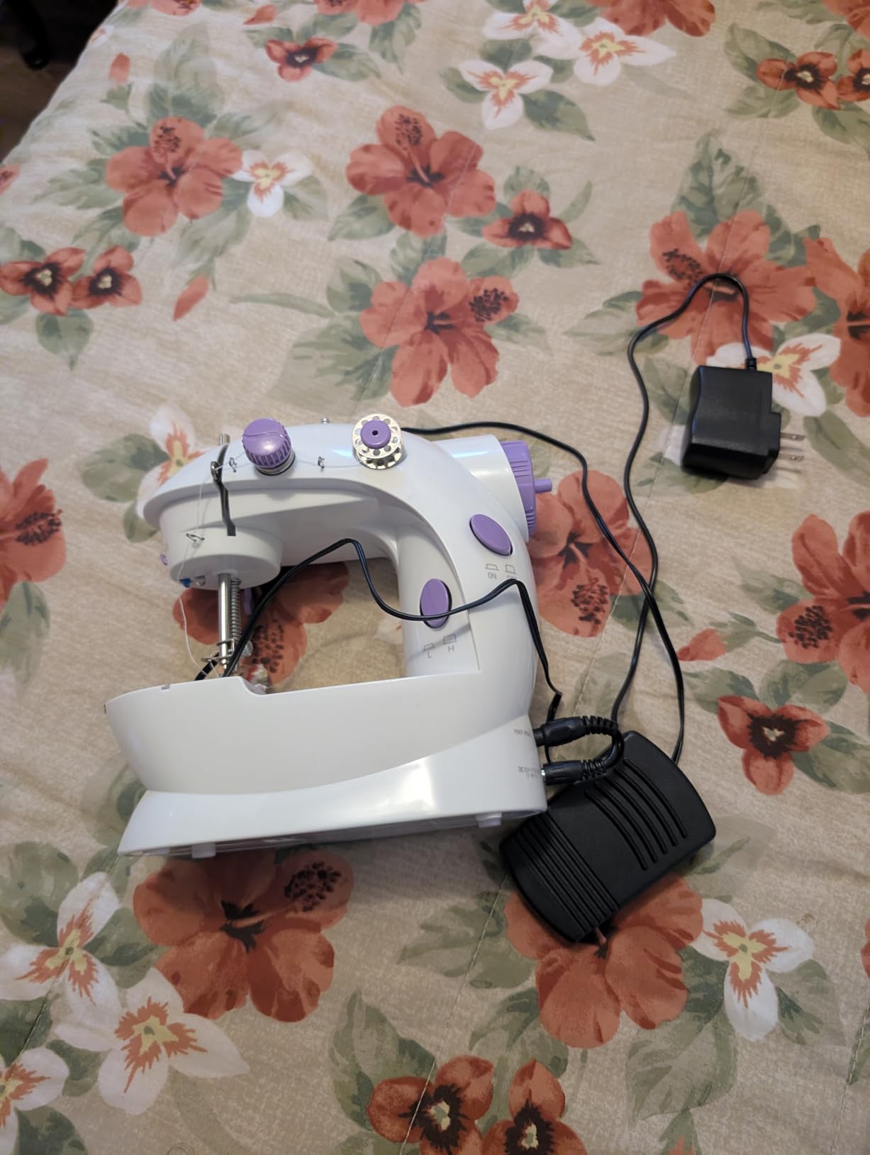 Sewing Machine for Beginners with Sewing Threads Kit (20Pcs Fabric & 32Pcs), Portable Sewing Machine with 12 Built-in Stitches & 2 Speed customer photo 2