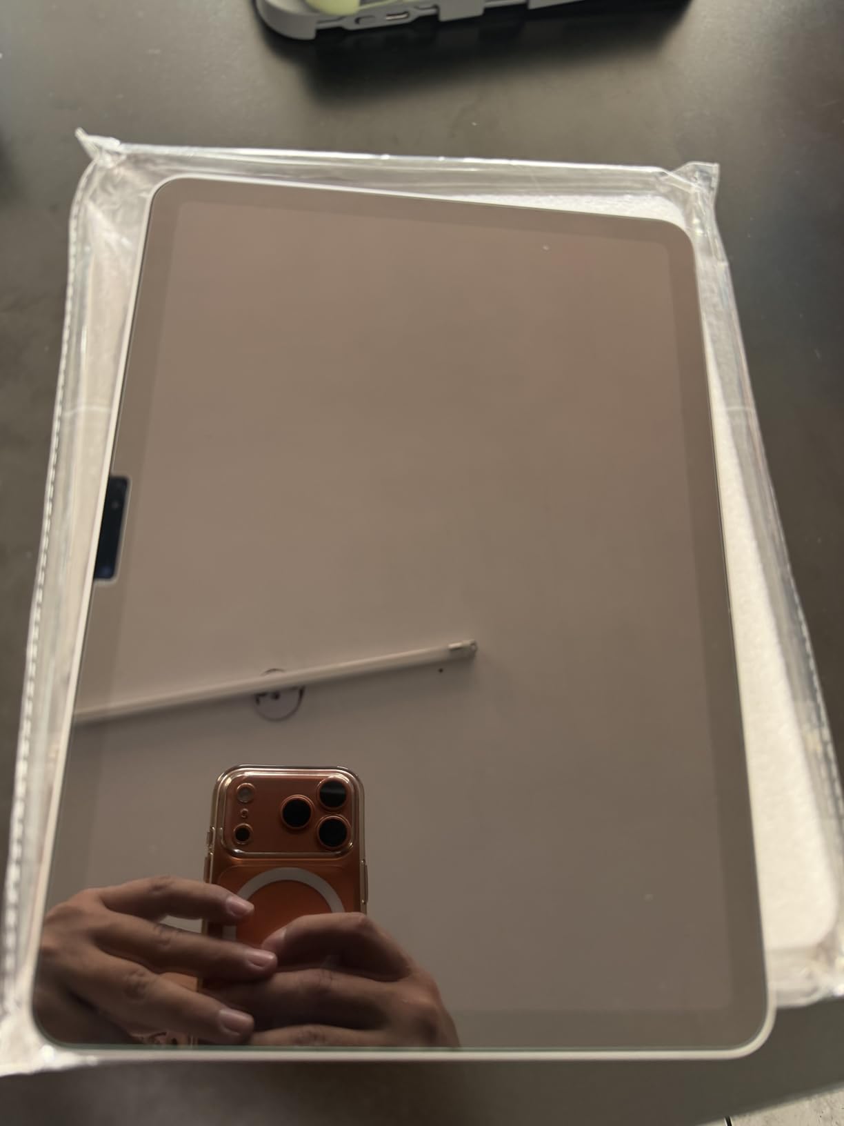 iPad Air 13-inch (M4): Liquid Retina Display, 256GB, 12MP Front/Back Camera, Wi-Fi 7 with Apple N1, Touch ID, All-Day Battery Life - Space Gray customer photo 2
