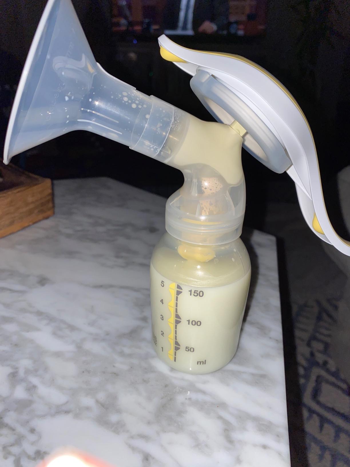 Medela Harmony Breast Pump, Manual Breast Pump, Portable Pump, 2-Phase Expression Technology, Ergonomic Swivel Handle, Easy to Control Vacuum, Designed for Occasional Use customer photo 2