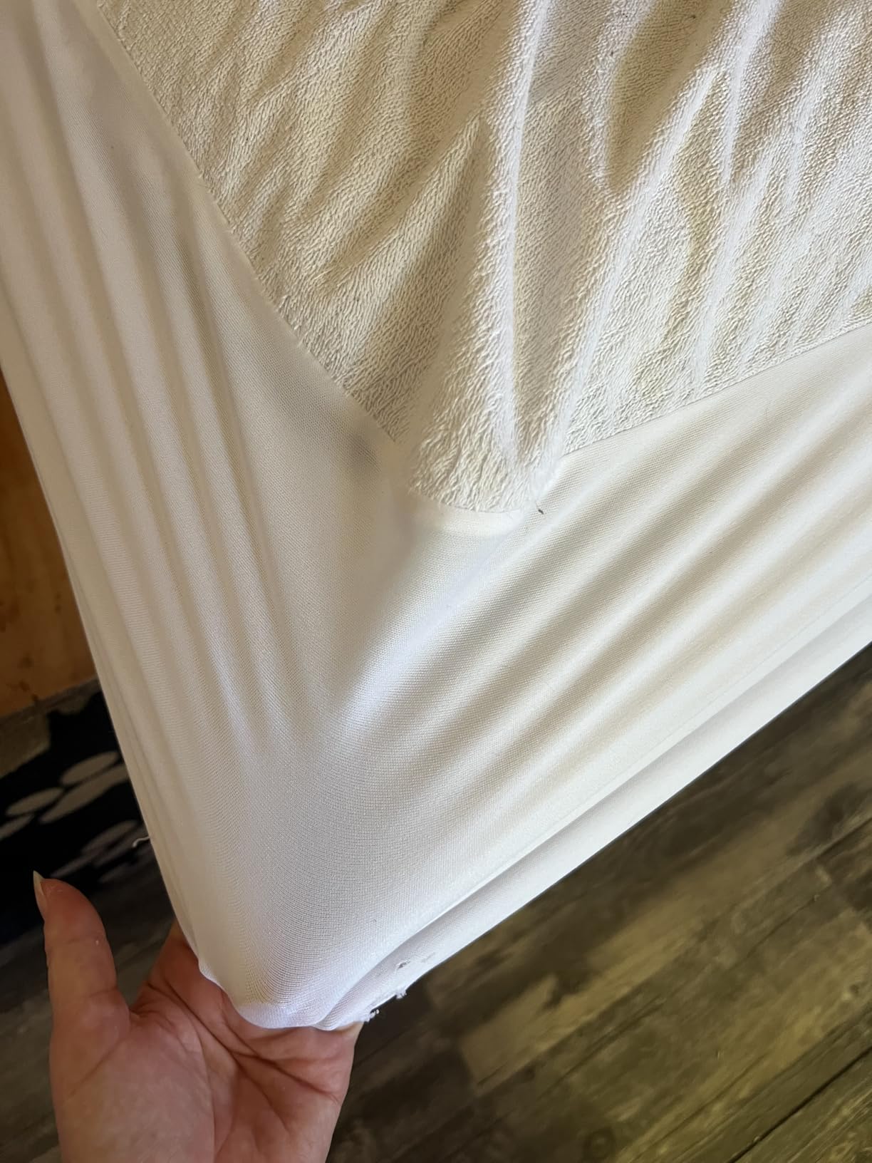 SafeRest Waterproof Queen Size Mattress Protector - Fitted with Stretchable Pockets - Machine Washable Cotton Blend Mattress Cover for Bed customer photo 1